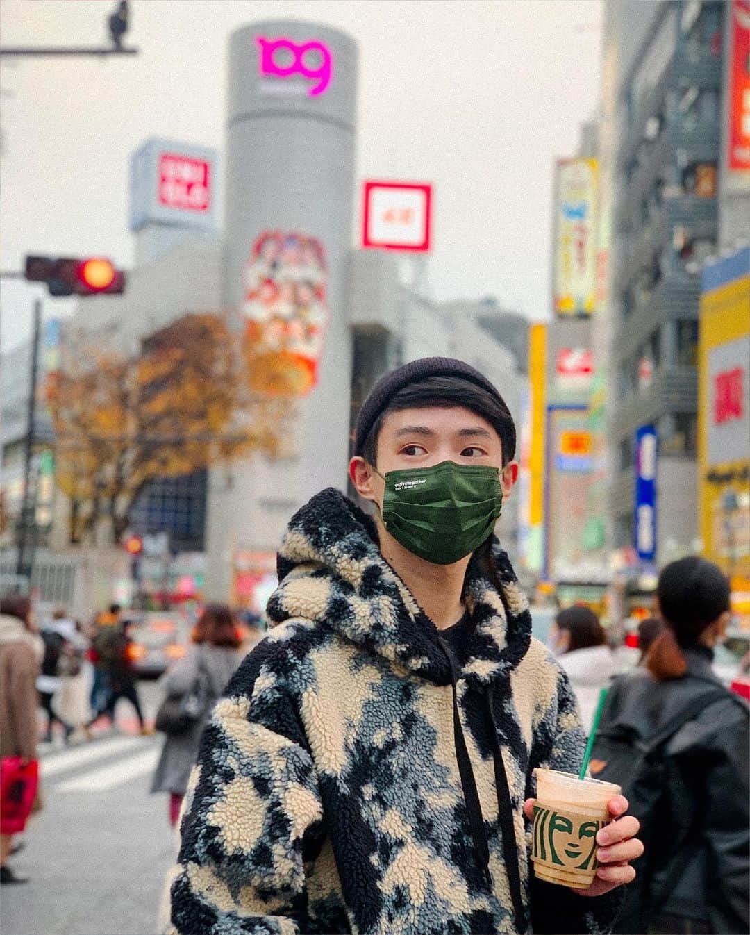 三永武明のインスタグラム：「週末は、渋谷にいって人間観察したり、大きな広告から小さな張り紙のポスターを見たり、新しい技術の展示やサイネージをみたり、とにかく一人で勝手にクリエイティブな物を吸収してるよ。おうちに帰って何かを作るのに、すごく大切な時間。自然も大好きだけど、混んでて慌ただしくてカラフルで、雑だけど挑戦している渋谷がすき。🚶‍♂️🍁❄️  #evolvetogether 日常の必需品を通じて、世界的危機に直面した社会に向き合おう。 #自然 #動物 #貧困 #ホームレス #人権 #Nature #Animal #Poverty #Homeless #Humanrights   @we_evolvetogether @worldstyling.corp @takeaki_mitsunaga」