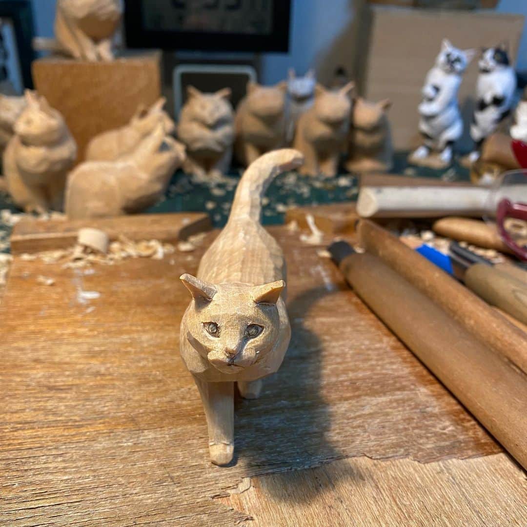 yamanekoさんのインスタグラム写真 - (yamanekoInstagram)「でてきたねえ、おいでおいで にゃーん  #どうして猫が好きかっていうとね #weekendbooks#1月個展です #沼津  #静岡#木彫り#木彫り猫 #彫刻#猫彫刻#猫#ねこ#ねこすたぐらむ #バンナイリョウジ #cat #catsofinstagram #catsculpture #sculpture #woodworking #woodsculpture #ryojibannai」12月13日 18時36分 - yamaneko5656