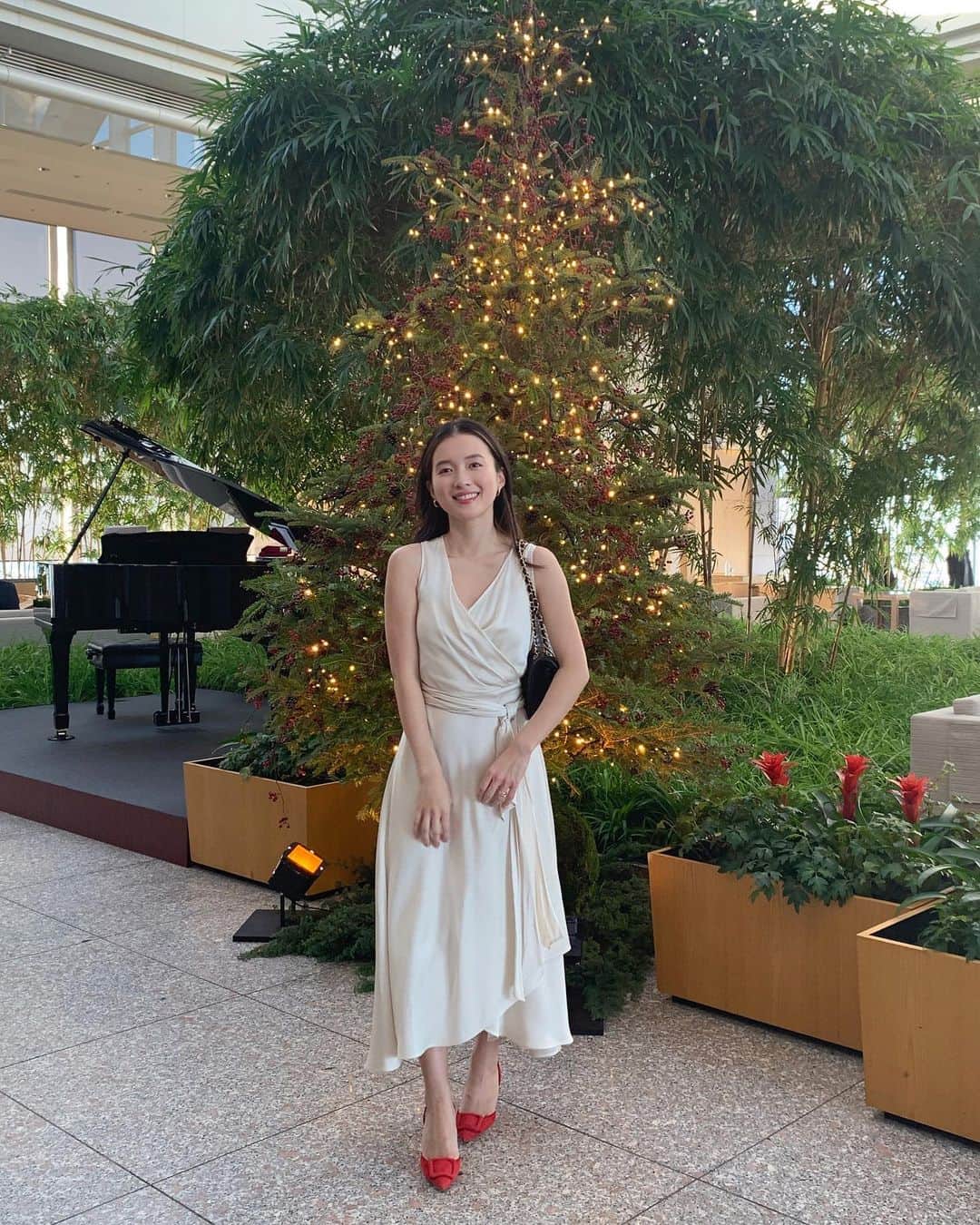 吉竹美聡のインスタグラム：「🌟🌁♥️ 全身が見たいとのコメント等をいただいたので 別の写真も載せます💌🎄 ロングコートの中にカーディガンとこのドレスを 着て行きましたが、ホテル内ではドレスのみで 過ごした位、この日は本当に暖かいお昼でした💛 (お花と靴の赤がリンクしてたことに気がついた写真🍒)  #parkhyatttokyo 🎹」