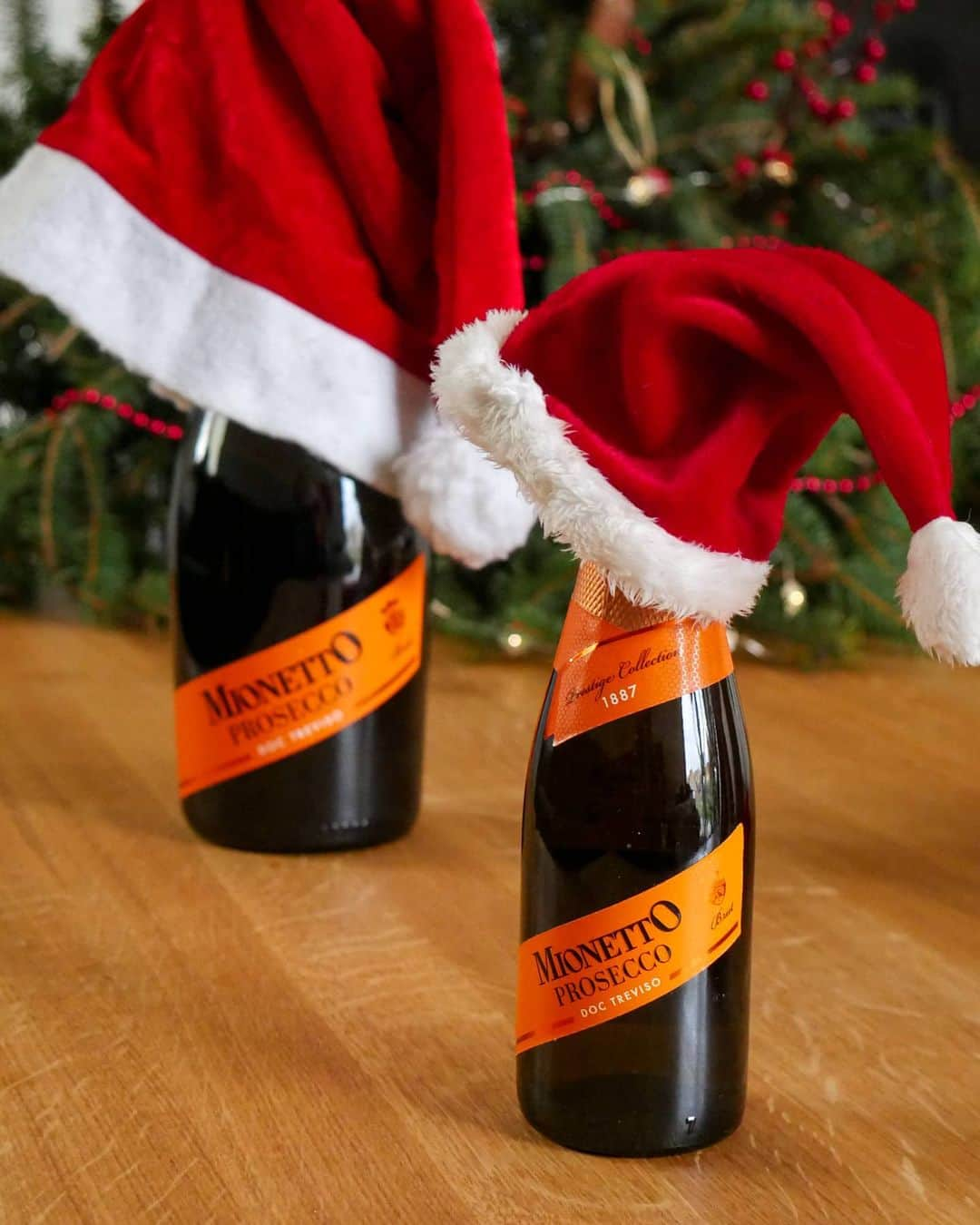 Mionetto Prosecco ČRのインスタグラム：「Přichází čas vánočních dekorací 🤩 Komu také pomáhá se zdobením Mionetto? 🤩🎄 #mionetto #mionettocz #mionettoprosecco #vanoce #christmas」