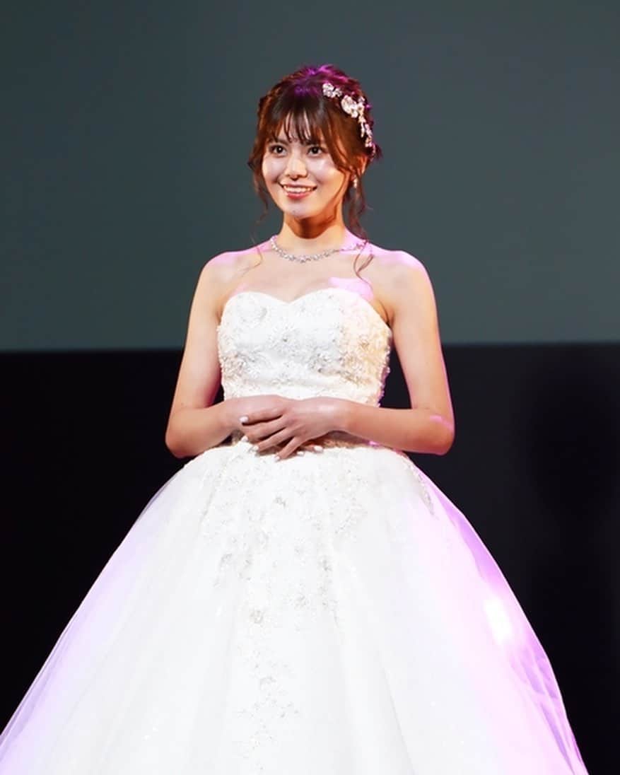 小山倫可のインスタグラム：「・ ・ 一生忘れられない素敵な経験をさせていただき、本当にありがとうございました😌  7ヶ月間の全てが私の宝物です。  #アニヴェルセル表参道 #ウェディングドレス #ウェディングフォト #結婚式 #表彰式 #wedding #weddingdress #weddingphotography #weddingphoto #ミスサークルコンテスト2020 #ミスサークルコンテスト #ミスサークル2020 #ミスコン #モデルプレス #ファイナリスト #準グランプリ #ミスコレ #ootd #fff #f4follow #女子大生 #法政大学」