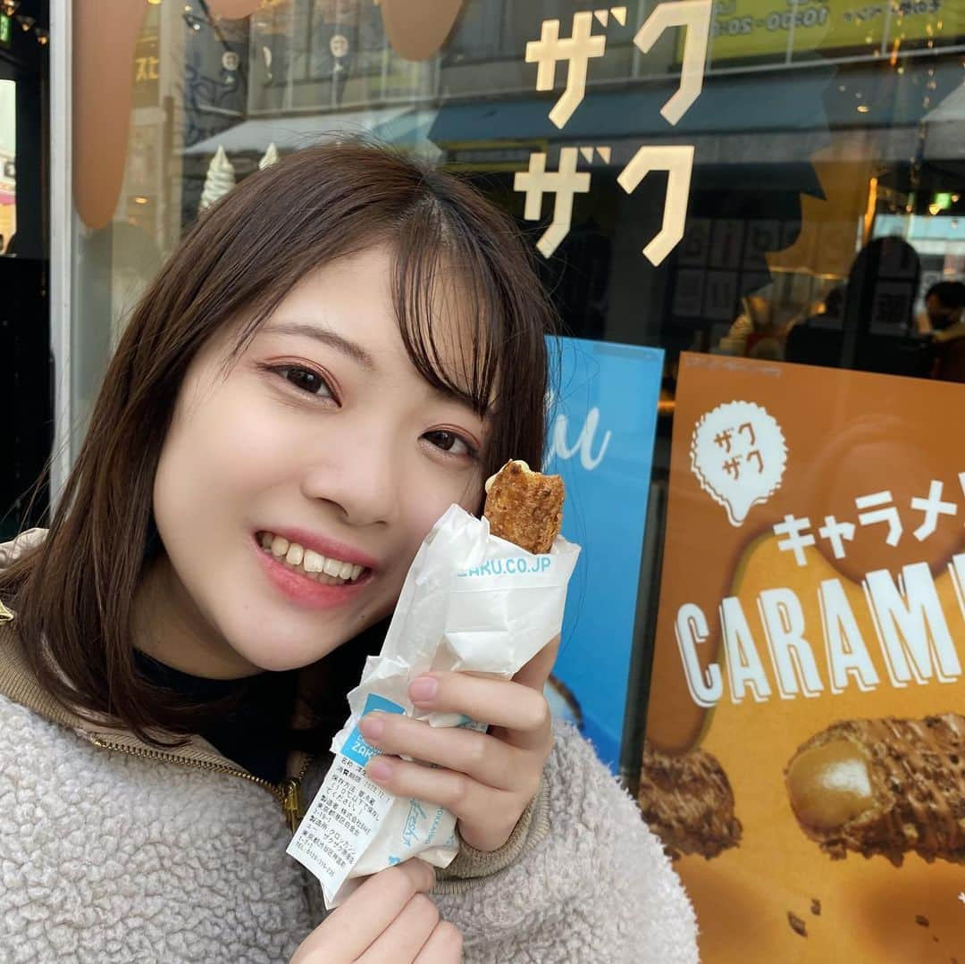 山田杏奈さんのインスタグラム写真 - (山田杏奈Instagram)「﻿ 原宿にて☺️﻿ ﻿ 1枚目…カルビープラス原宿竹下通り店🍟﻿ ﻿ 揚げたてホクホクの「ポテりこ」❤️﻿ コンビニでも買えたらいいのにな🥺🥺﻿ ﻿ 2枚目…クロッカンシューザクザク⚡﻿ ﻿ いっつもすごい行列でずっと食べたかったけどなかなか機会がなく、この日はとっても空いていたのでついに食べれました🥰﻿ ﻿ 食感もたのしいシュークリーム！また食べたいです💕﻿ ﻿ みなさんも原宿に行った際はぜひ✨﻿ ﻿ ﻿ (撮影の時のみマスクを外しています😷)  #原宿 #原宿グルメ #原宿スイーツ #原宿竹下通り #竹下通り #カルビー #calbee #ザクザク #クロッカンシュー #harajuku」12月13日 18時31分 - anna_yamada05