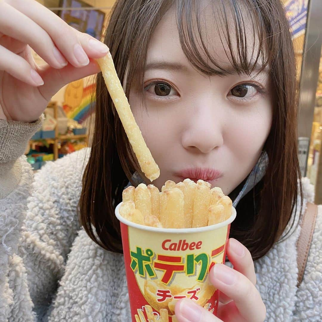 山田杏奈さんのインスタグラム写真 - (山田杏奈Instagram)「﻿ 原宿にて☺️﻿ ﻿ 1枚目…カルビープラス原宿竹下通り店🍟﻿ ﻿ 揚げたてホクホクの「ポテりこ」❤️﻿ コンビニでも買えたらいいのにな🥺🥺﻿ ﻿ 2枚目…クロッカンシューザクザク⚡﻿ ﻿ いっつもすごい行列でずっと食べたかったけどなかなか機会がなく、この日はとっても空いていたのでついに食べれました🥰﻿ ﻿ 食感もたのしいシュークリーム！また食べたいです💕﻿ ﻿ みなさんも原宿に行った際はぜひ✨﻿ ﻿ ﻿ (撮影の時のみマスクを外しています😷)  #原宿 #原宿グルメ #原宿スイーツ #原宿竹下通り #竹下通り #カルビー #calbee #ザクザク #クロッカンシュー #harajuku」12月13日 18時31分 - anna_yamada05