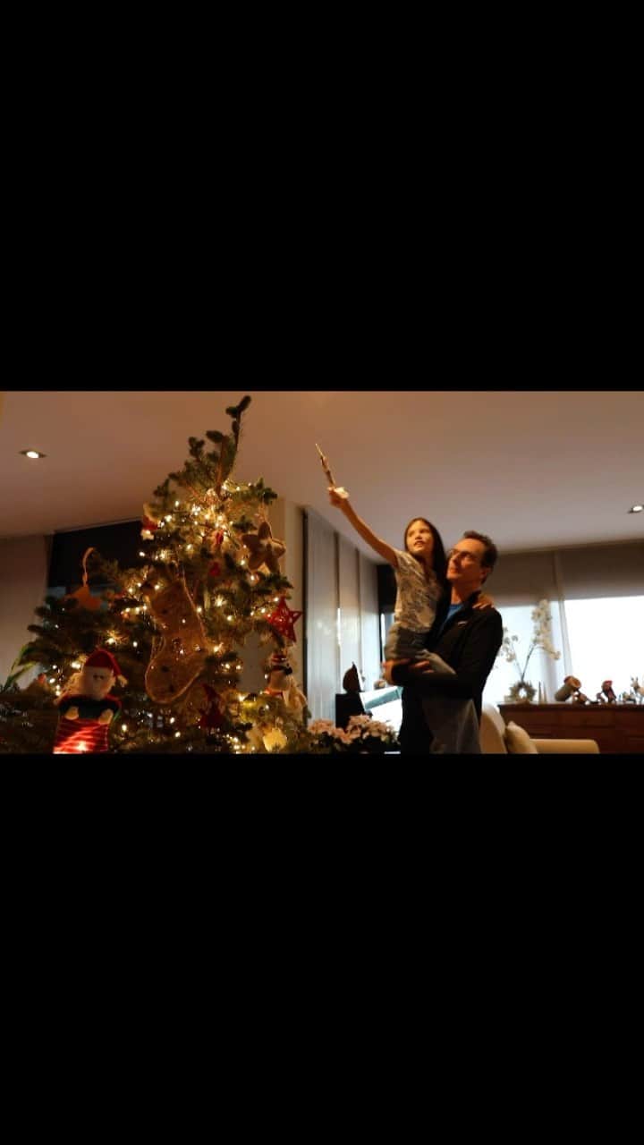 のインスタグラム：「うちのクリスマスツリー🎄アップしたので是非〜❣️  小さくてツリーの下の方にしか飾りをつけれなかったりありこももう1人で飾れるようになって嬉しいような寂しいような。。。  去年山から切ってもらった木、なかなか成長して大きくなりましたが、茎が曲がって斜めってて😭😭  去年ダディとじゅんが2人でも運ぶの大変そうだったのに今年は怪力ママが一人で外から持ってくるのも見所です😂  では年末クリスマス楽しく過ごせますように😘😘  #youtuber #りありこチャンネル #クリスマスの飾り付け  #christmas」