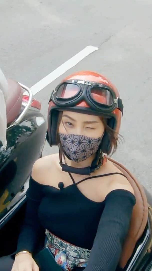 ソニアのインスタグラム：「I grew up in the Joo Chiat-Katong area so this video is extra special to me ♥️ Despite a wonderful childhood there, I was thrilled to discover so many new experiences and places!! Even though I’m half Peranakan, there was still lots to learn for me! For anyone who’s ever said it’s boring in SG... there’s totally more to Singapore than we think we know ✨    Cos I love you and can’t wait for you to experience these with your loved ones, use KLOOKSC10 for 10% off Klook activities, valid till 31 Dec 2021!!    This video was shot in partnership with @klooksg for the SingapoRediscovers campaign 🦋  Special thanks to @theintansg @quentinssg @singaporesidecars @kimchookuehchang @stb_sg  Wardrobe: @violetfoocraze  Hair and makeup: @benjioo Bts: @nicolequek」