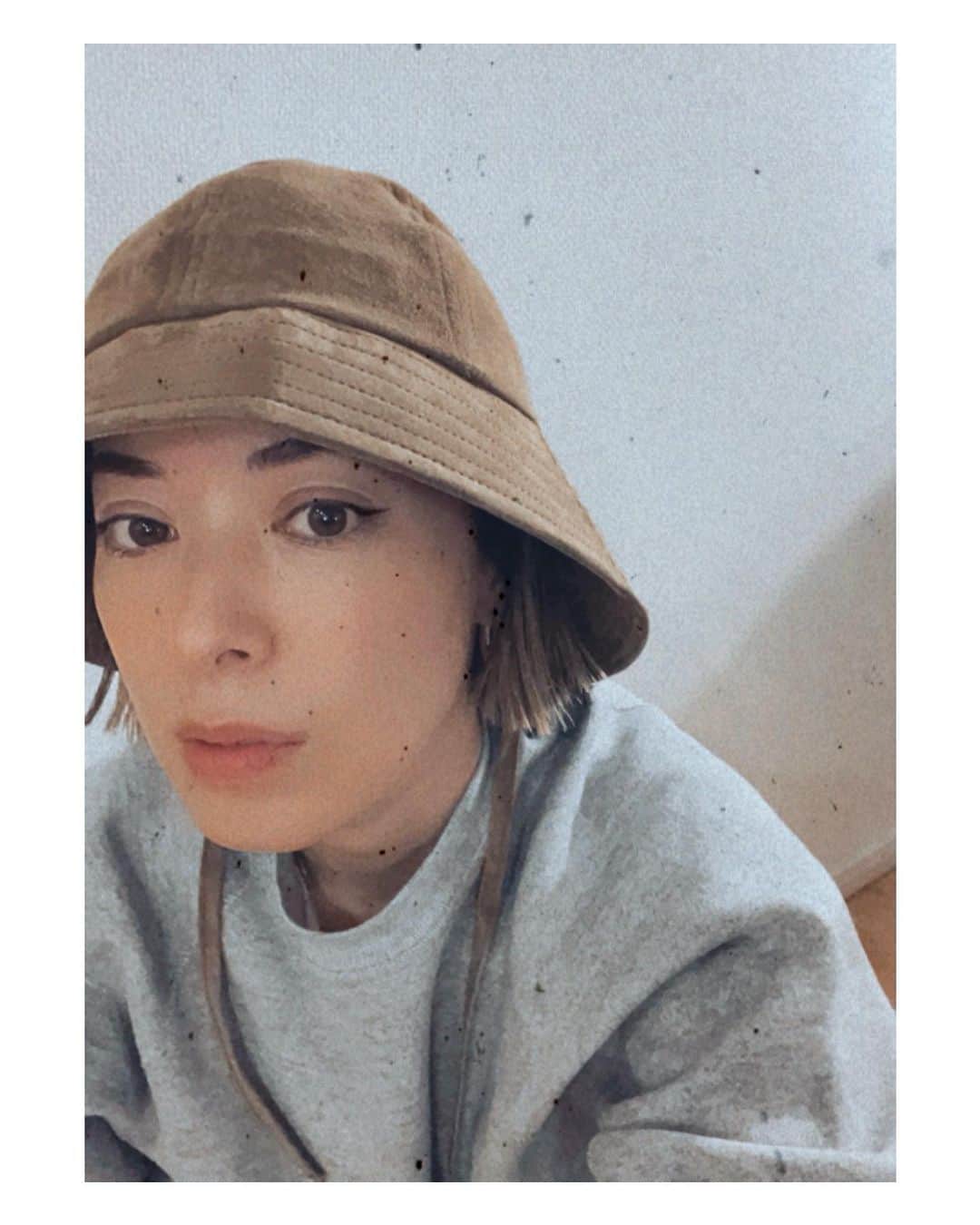 花楓さんのインスタグラム写真 - (花楓Instagram)「来た来た🤎 @henderscheme のハット。  チャリ乗る時欲しかったのね。 あとは首まであるツバがかわたん🤎  スエードってとこもまた🥺🤎  全色欲しい」12月13日 18時45分 - _caede_