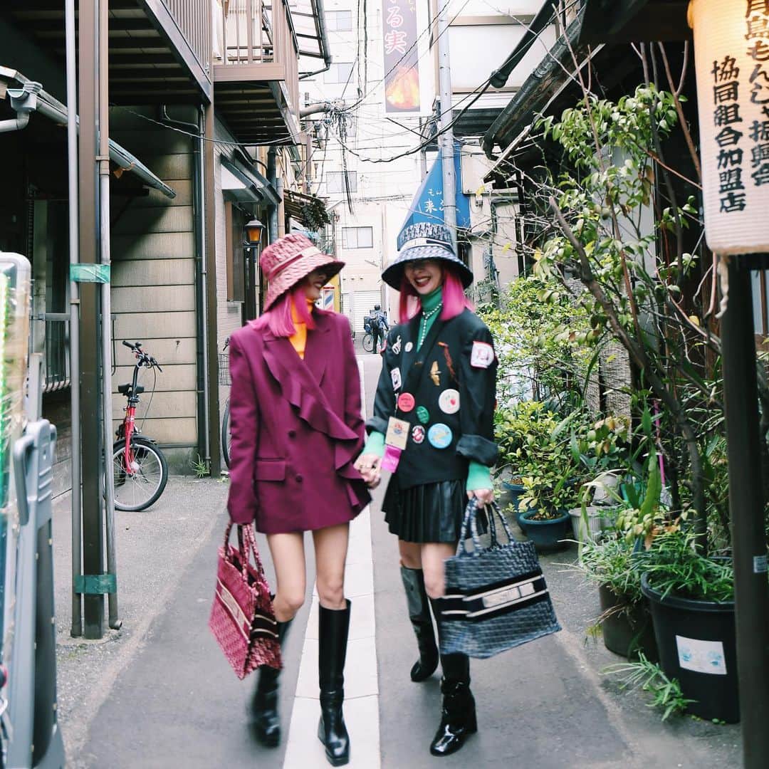 AYAさんのインスタグラム写真 - (AYAInstagram)「東京下町散策 with @dior ❤️ お誕生日に素敵なプレゼントが届きました。💝💝💝 いつもありがとうございます🌹 Thank you very much for the lovely gift.  私はBAGとHATに合わせて　 @msgm の小豆色のジャケット、インナーにはネオンカラーでクラシックな雰囲気に抜け感をプラスしました。最近よく登場するブーツは　@nodaleto ✌︎ AMIちゃんのvintageのジャケット、可愛い〜☺️  #dior  #amiayastyle  #lovefashion_loveyourself  #amiaya_tokyospot  #amiayaの東京下町散策」12月13日 18時37分 - ayaxxamiaya
