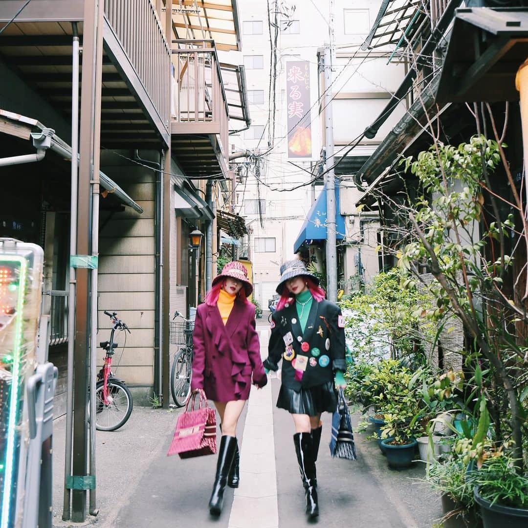 AYAさんのインスタグラム写真 - (AYAInstagram)「東京下町散策 with @dior ❤️ お誕生日に素敵なプレゼントが届きました。💝💝💝 いつもありがとうございます🌹 Thank you very much for the lovely gift.  私はBAGとHATに合わせて　 @msgm の小豆色のジャケット、インナーにはネオンカラーでクラシックな雰囲気に抜け感をプラスしました。最近よく登場するブーツは　@nodaleto ✌︎ AMIちゃんのvintageのジャケット、可愛い〜☺️  #dior  #amiayastyle  #lovefashion_loveyourself  #amiaya_tokyospot  #amiayaの東京下町散策」12月13日 18時37分 - ayaxxamiaya