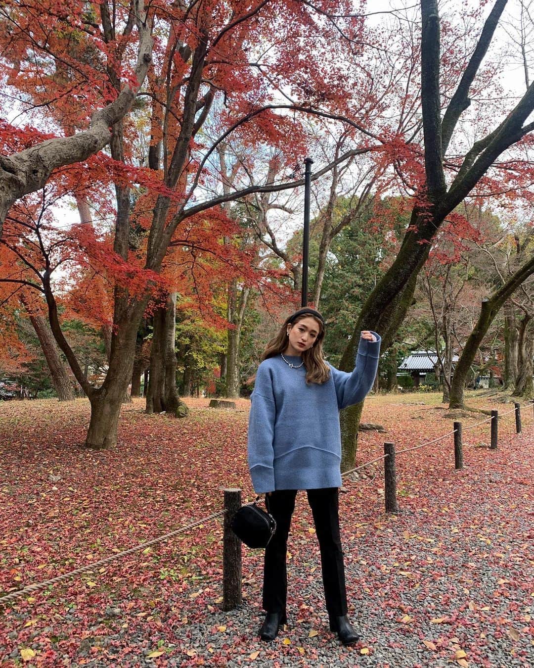 KARENさんのインスタグラム写真 - (KARENInstagram)「弟夫婦の前撮りのため京都へ(ついて行きました)🍡 今年全然見れなかった紅葉たくさん見れたし、弟夫婦のお着物姿に感動したし、おかんと沢山歩き回って美味しいご飯食べれた良き旅🍁✌︎ ニットは完売してるのでよかったら再入荷リクエストくださーい😌お気に入りすぎて2色とも買った子♡♡！ @flugge_official  #fugge#fluggesnap」12月13日 18時37分 - karen_nrsm