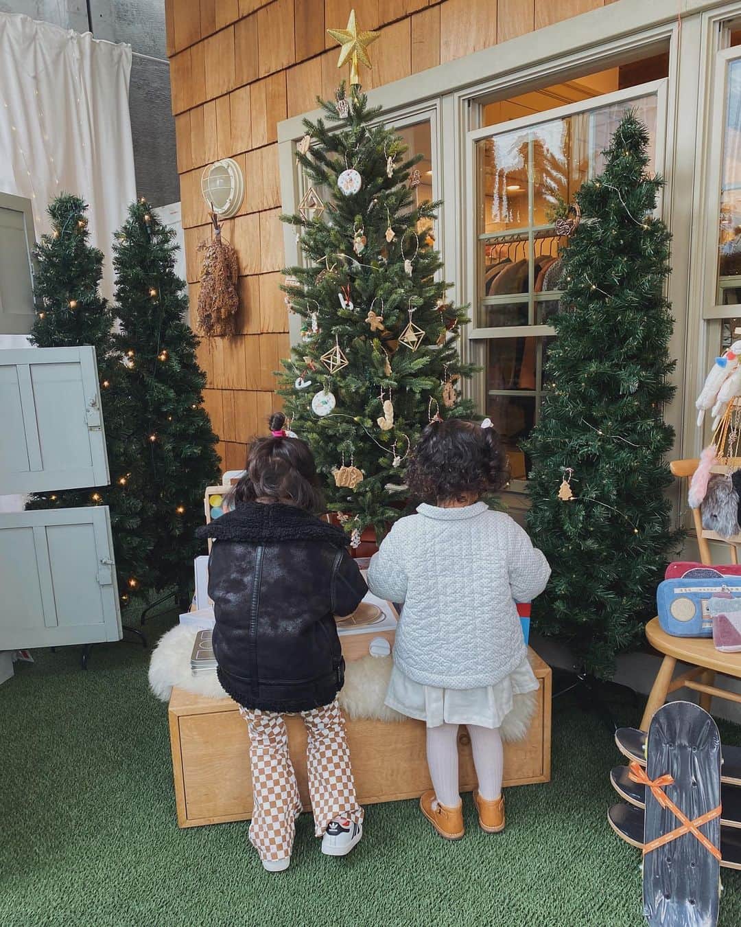 目見田早弥子のインスタグラム：「👧🏻👧🏻. 大好きなおともだちと久しぶりに会えた♡♡ ふたりが大好きなアニメの変身ごっこしてたの ほんと成長感じた、いつも遊んでくれてありがとう~🥺💓 可愛い出産祝いと誕生日プレゼントもありがとう♡ また来年もいっぱい遊ぼうね🕊」