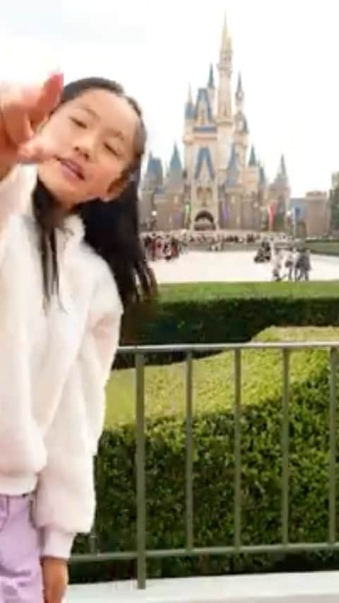 れのれらTVのインスタグラム：「小学4年生のれのんが大好きなNiziUのStep and a stepを踊ってみました♪ #れのれらtv #niziu #niziu好きな人と繋がりたい #niziproject #stepandastep #withu #踊ってみた #おどってみた #踊ってみた動画 #小学生女子 #れのん #ダンス #ダンス動画 #東京ディズニーランド」