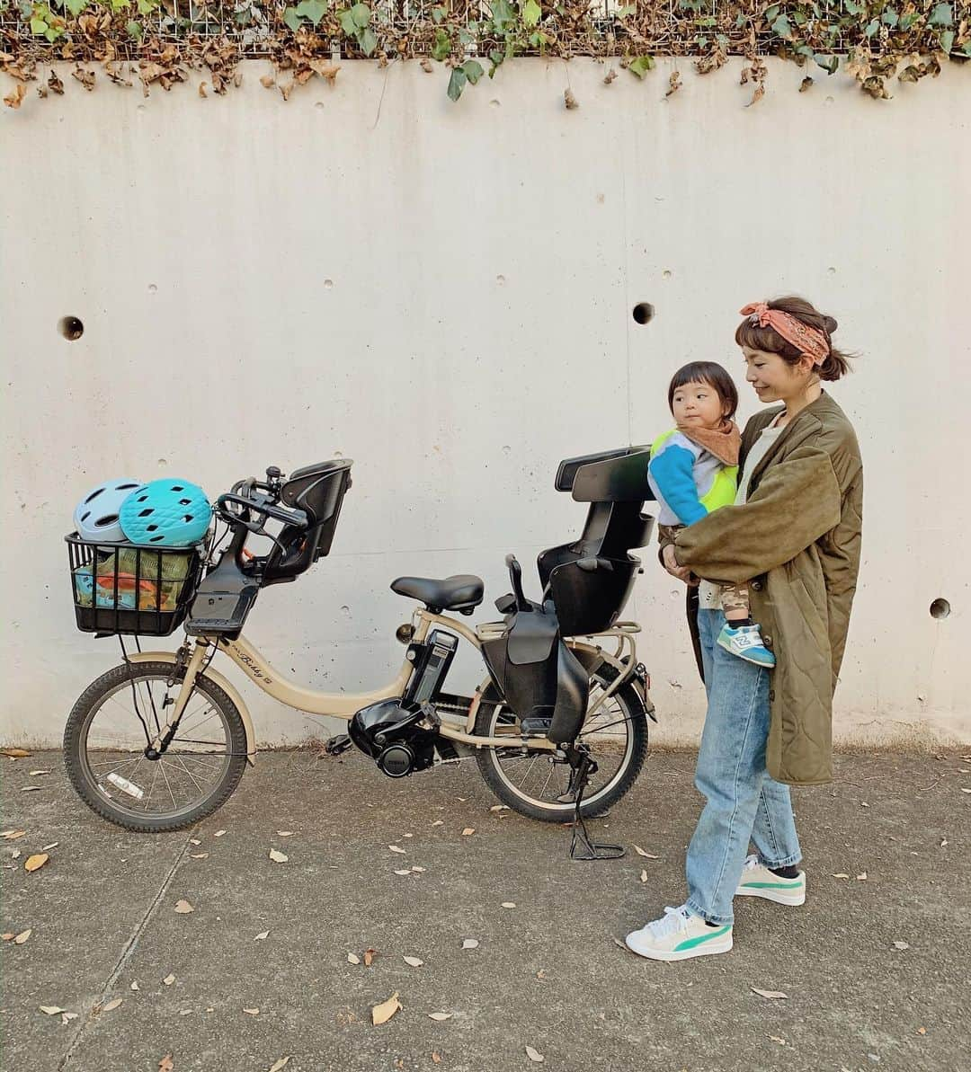 むらたさきさんのインスタグラム写真 - (むらたさきInstagram)「🚲🚲 ． 去年の今頃から丸1年間、 参加させていただいたPASアンバサダー🥰🏅 ． 休日のお出かけ、 スーパー、保育園の送迎などが 時短＆スムーズに移動できて、 それによって心の余裕も生まれたりと いいことづくしで、 電動自転車さまさま×1000 な1年でした🙏😍 ． ． ． 小学生になった長男は自分の自転車で、 母は次男三男と遊び道具を乗せて、 ． 「今週は◯◯公園に行こう！」 「まだ明るいし、△△公園も行ってみる？」 「そういえば、牛乳がなかったから帰りはスーパーに寄ろう！」 など、 徒歩移動ではなかなか実現しない 公園のはしごや、思いつきの買い物もできて、 フットワークも軽くなりました👍🥰 ． ． 2枚目は、 1歳になって電動自転車デビューした日のサンちゃん💘👶🚲 ． ． ． さて、遊ぶぞーーーー🏃‍♂️🏃‍♂️🏃‍♀️✨ (4枚目〜) ． 棒を持つのが好きな男子たち🌿🤣 ． ． ． ． ． ． ヤマハPASは充電も長持ちするし、 ⚫︎自動でアシストモードを変えてくれるスマートパワーモードが付いている ⚫︎液晶パネルに時計機能がある ⚫︎チャイルドシートのヘッドレストに安定感がある ⚫︎1歳からシートを使用出来る ⚫︎前カゴが大きくて荷物がたっぷり入る (ハンドルにチャイルドシートを付けてもカゴは生かされる💺) ところが、 特に使いやすかったです🙆‍♀️😍👍👍 ． ． ． ． アンバサダーとして、 バビーアンを試乗して感じたよかった点を わたしなりにレポートしてきたつもりですが、 ． “これはどんな使用感？” “こんなところが気になる！” など 他にもあれば、 どしどし♡質問してくださいね👍🥰✨ ． ． ． (洋服のブランドは写真にタグ付け🏷しました🙏☺️✔︎) ． ． ． ． ． ． ． ． ． ． ． ． ． ． #7歳 #4歳 #1歳2ヶ月 #9月10日生まれ #三兄弟 の次男三男👦👶 #156cm ． #子育て #男の子ママ  #電動自転車 #バビーアン #電動アシスト自転車 #ヤマハ #電動アシスト自転車デビュー #ヤマハパス #がんばらなくていい自転車 #子供乗せ自転車 #子供乗せ電動自転車 #yamahapas#pr#babbyun #ヤマハPAS#YAMAHA#PASママ @yamaha.pas_official」12月13日 18時40分 - muratasaki