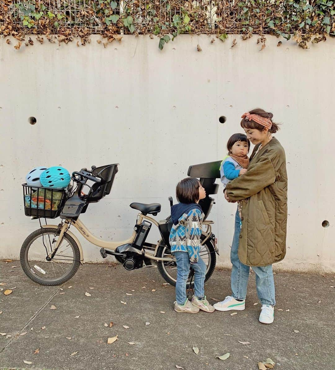 むらたさきさんのインスタグラム写真 - (むらたさきInstagram)「🚲🚲 ． 去年の今頃から丸1年間、 参加させていただいたPASアンバサダー🥰🏅 ． 休日のお出かけ、 スーパー、保育園の送迎などが 時短＆スムーズに移動できて、 それによって心の余裕も生まれたりと いいことづくしで、 電動自転車さまさま×1000 な1年でした🙏😍 ． ． ． 小学生になった長男は自分の自転車で、 母は次男三男と遊び道具を乗せて、 ． 「今週は◯◯公園に行こう！」 「まだ明るいし、△△公園も行ってみる？」 「そういえば、牛乳がなかったから帰りはスーパーに寄ろう！」 など、 徒歩移動ではなかなか実現しない 公園のはしごや、思いつきの買い物もできて、 フットワークも軽くなりました👍🥰 ． ． 2枚目は、 1歳になって電動自転車デビューした日のサンちゃん💘👶🚲 ． ． ． さて、遊ぶぞーーーー🏃‍♂️🏃‍♂️🏃‍♀️✨ (4枚目〜) ． 棒を持つのが好きな男子たち🌿🤣 ． ． ． ． ． ． ヤマハPASは充電も長持ちするし、 ⚫︎自動でアシストモードを変えてくれるスマートパワーモードが付いている ⚫︎液晶パネルに時計機能がある ⚫︎チャイルドシートのヘッドレストに安定感がある ⚫︎1歳からシートを使用出来る ⚫︎前カゴが大きくて荷物がたっぷり入る (ハンドルにチャイルドシートを付けてもカゴは生かされる💺) ところが、 特に使いやすかったです🙆‍♀️😍👍👍 ． ． ． ． アンバサダーとして、 バビーアンを試乗して感じたよかった点を わたしなりにレポートしてきたつもりですが、 ． “これはどんな使用感？” “こんなところが気になる！” など 他にもあれば、 どしどし♡質問してくださいね👍🥰✨ ． ． ． (洋服のブランドは写真にタグ付け🏷しました🙏☺️✔︎) ． ． ． ． ． ． ． ． ． ． ． ． ． ． #7歳 #4歳 #1歳2ヶ月 #9月10日生まれ #三兄弟 の次男三男👦👶 #156cm ． #子育て #男の子ママ  #電動自転車 #バビーアン #電動アシスト自転車 #ヤマハ #電動アシスト自転車デビュー #ヤマハパス #がんばらなくていい自転車 #子供乗せ自転車 #子供乗せ電動自転車 #yamahapas#pr#babbyun #ヤマハPAS#YAMAHA#PASママ @yamaha.pas_official」12月13日 18時40分 - muratasaki