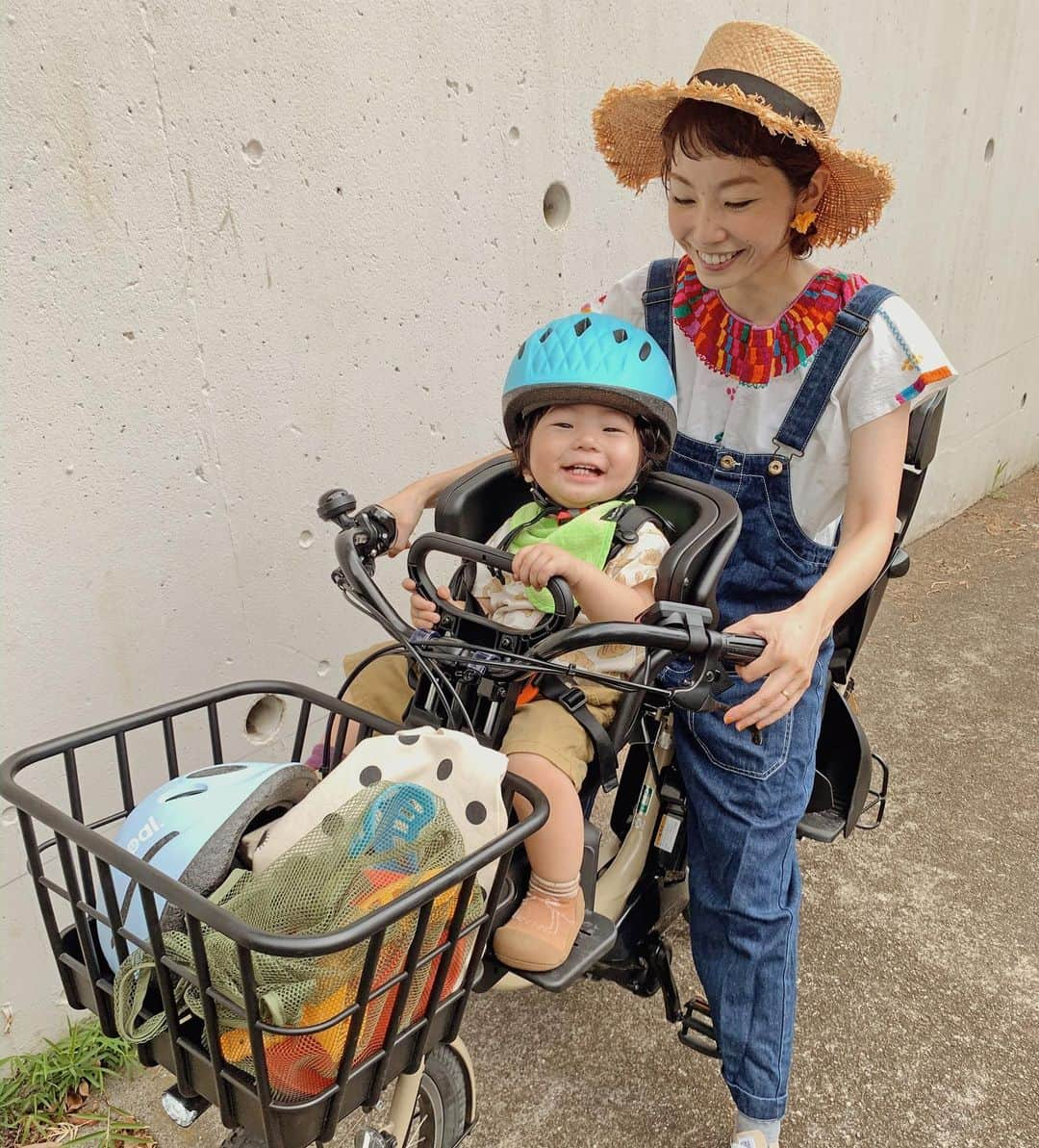 むらたさきさんのインスタグラム写真 - (むらたさきInstagram)「🚲🚲 ． 去年の今頃から丸1年間、 参加させていただいたPASアンバサダー🥰🏅 ． 休日のお出かけ、 スーパー、保育園の送迎などが 時短＆スムーズに移動できて、 それによって心の余裕も生まれたりと いいことづくしで、 電動自転車さまさま×1000 な1年でした🙏😍 ． ． ． 小学生になった長男は自分の自転車で、 母は次男三男と遊び道具を乗せて、 ． 「今週は◯◯公園に行こう！」 「まだ明るいし、△△公園も行ってみる？」 「そういえば、牛乳がなかったから帰りはスーパーに寄ろう！」 など、 徒歩移動ではなかなか実現しない 公園のはしごや、思いつきの買い物もできて、 フットワークも軽くなりました👍🥰 ． ． 2枚目は、 1歳になって電動自転車デビューした日のサンちゃん💘👶🚲 ． ． ． さて、遊ぶぞーーーー🏃‍♂️🏃‍♂️🏃‍♀️✨ (4枚目〜) ． 棒を持つのが好きな男子たち🌿🤣 ． ． ． ． ． ． ヤマハPASは充電も長持ちするし、 ⚫︎自動でアシストモードを変えてくれるスマートパワーモードが付いている ⚫︎液晶パネルに時計機能がある ⚫︎チャイルドシートのヘッドレストに安定感がある ⚫︎1歳からシートを使用出来る ⚫︎前カゴが大きくて荷物がたっぷり入る (ハンドルにチャイルドシートを付けてもカゴは生かされる💺) ところが、 特に使いやすかったです🙆‍♀️😍👍👍 ． ． ． ． アンバサダーとして、 バビーアンを試乗して感じたよかった点を わたしなりにレポートしてきたつもりですが、 ． “これはどんな使用感？” “こんなところが気になる！” など 他にもあれば、 どしどし♡質問してくださいね👍🥰✨ ． ． ． (洋服のブランドは写真にタグ付け🏷しました🙏☺️✔︎) ． ． ． ． ． ． ． ． ． ． ． ． ． ． #7歳 #4歳 #1歳2ヶ月 #9月10日生まれ #三兄弟 の次男三男👦👶 #156cm ． #子育て #男の子ママ  #電動自転車 #バビーアン #電動アシスト自転車 #ヤマハ #電動アシスト自転車デビュー #ヤマハパス #がんばらなくていい自転車 #子供乗せ自転車 #子供乗せ電動自転車 #yamahapas#pr#babbyun #ヤマハPAS#YAMAHA#PASママ @yamaha.pas_official」12月13日 18時40分 - muratasaki