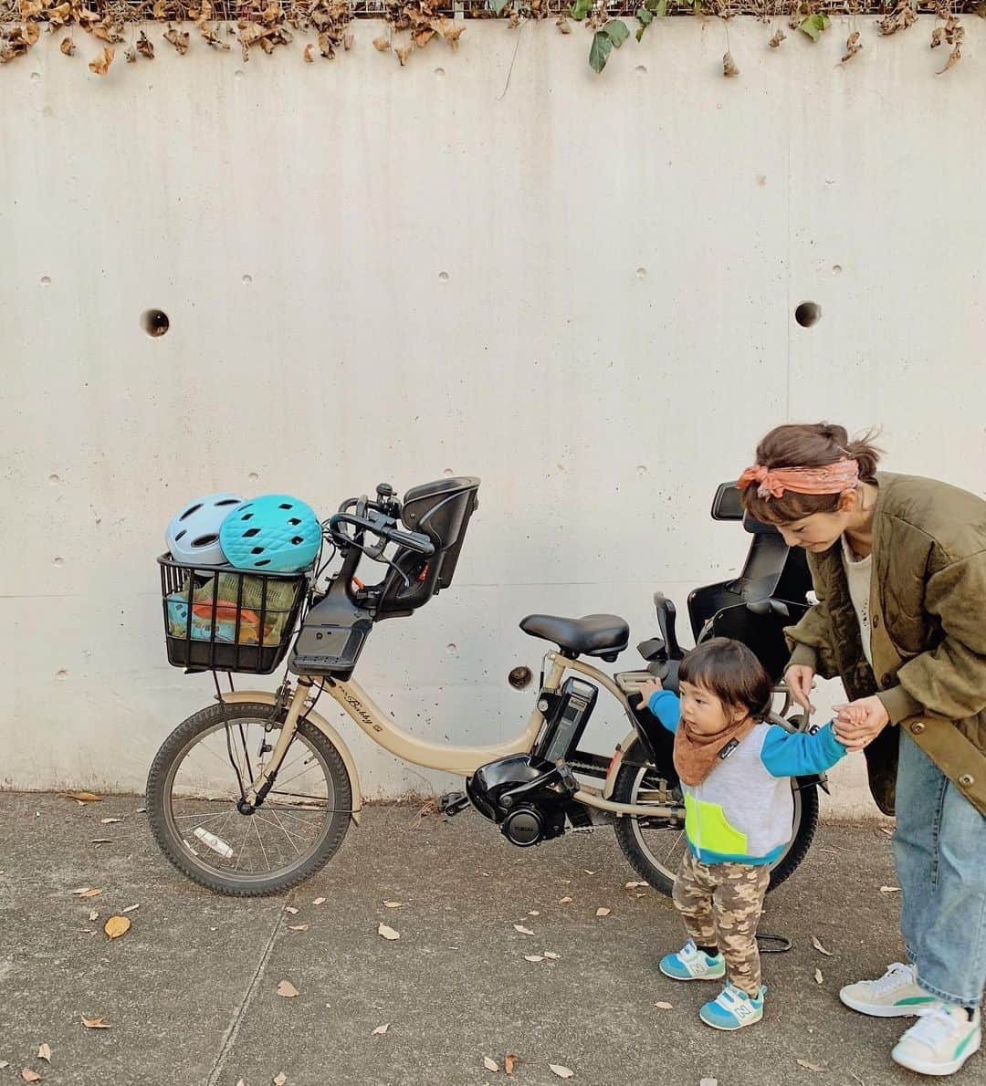 むらたさきさんのインスタグラム写真 - (むらたさきInstagram)「🚲🚲 ． 去年の今頃から丸1年間、 参加させていただいたPASアンバサダー🥰🏅 ． 休日のお出かけ、 スーパー、保育園の送迎などが 時短＆スムーズに移動できて、 それによって心の余裕も生まれたりと いいことづくしで、 電動自転車さまさま×1000 な1年でした🙏😍 ． ． ． 小学生になった長男は自分の自転車で、 母は次男三男と遊び道具を乗せて、 ． 「今週は◯◯公園に行こう！」 「まだ明るいし、△△公園も行ってみる？」 「そういえば、牛乳がなかったから帰りはスーパーに寄ろう！」 など、 徒歩移動ではなかなか実現しない 公園のはしごや、思いつきの買い物もできて、 フットワークも軽くなりました👍🥰 ． ． 2枚目は、 1歳になって電動自転車デビューした日のサンちゃん💘👶🚲 ． ． ． さて、遊ぶぞーーーー🏃‍♂️🏃‍♂️🏃‍♀️✨ (4枚目〜) ． 棒を持つのが好きな男子たち🌿🤣 ． ． ． ． ． ． ヤマハPASは充電も長持ちするし、 ⚫︎自動でアシストモードを変えてくれるスマートパワーモードが付いている ⚫︎液晶パネルに時計機能がある ⚫︎チャイルドシートのヘッドレストに安定感がある ⚫︎1歳からシートを使用出来る ⚫︎前カゴが大きくて荷物がたっぷり入る (ハンドルにチャイルドシートを付けてもカゴは生かされる💺) ところが、 特に使いやすかったです🙆‍♀️😍👍👍 ． ． ． ． アンバサダーとして、 バビーアンを試乗して感じたよかった点を わたしなりにレポートしてきたつもりですが、 ． “これはどんな使用感？” “こんなところが気になる！” など 他にもあれば、 どしどし♡質問してくださいね👍🥰✨ ． ． ． (洋服のブランドは写真にタグ付け🏷しました🙏☺️✔︎) ． ． ． ． ． ． ． ． ． ． ． ． ． ． #7歳 #4歳 #1歳2ヶ月 #9月10日生まれ #三兄弟 の次男三男👦👶 #156cm ． #子育て #男の子ママ  #電動自転車 #バビーアン #電動アシスト自転車 #ヤマハ #電動アシスト自転車デビュー #ヤマハパス #がんばらなくていい自転車 #子供乗せ自転車 #子供乗せ電動自転車 #yamahapas#pr#babbyun #ヤマハPAS#YAMAHA#PASママ @yamaha.pas_official」12月13日 18時40分 - muratasaki