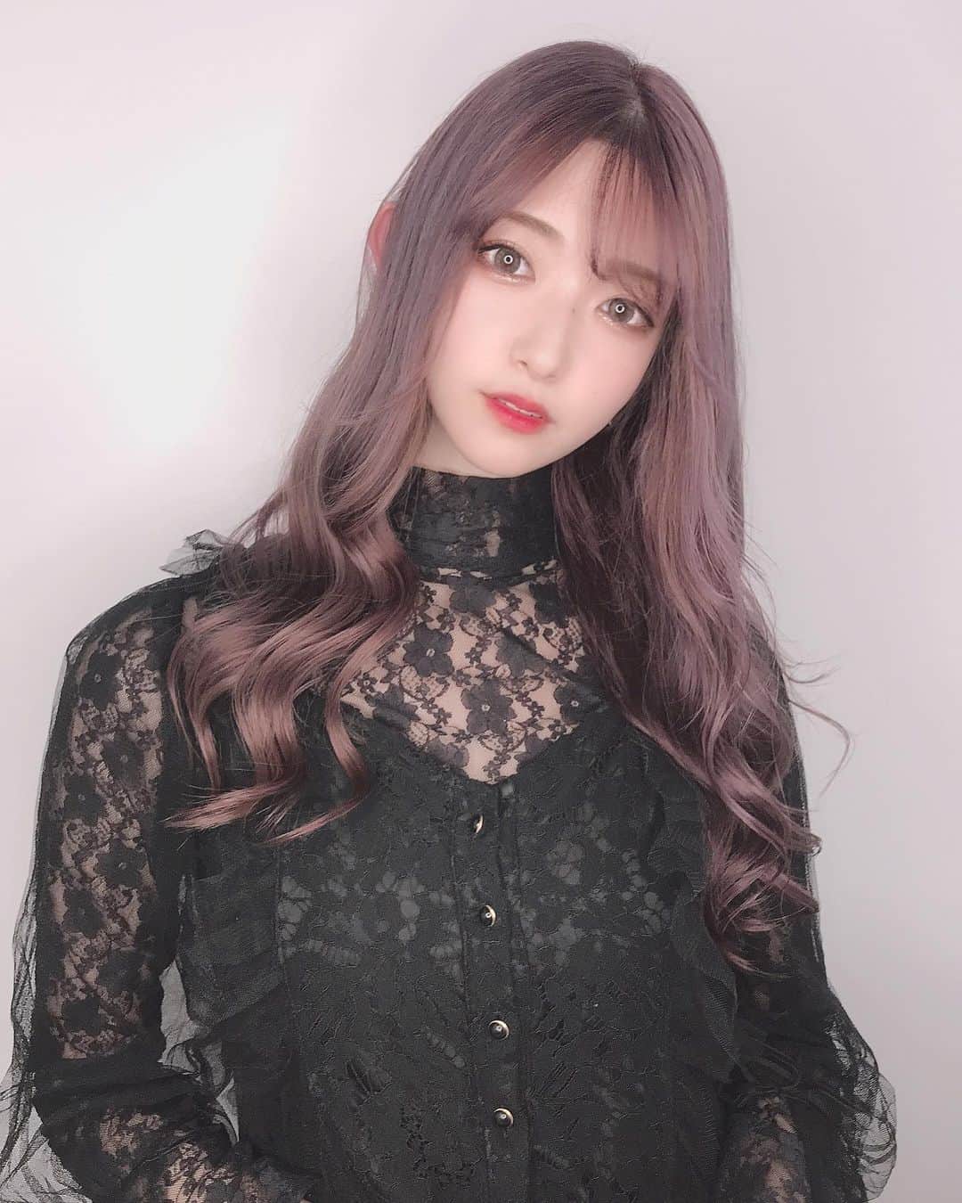 れみぱんのインスタグラム：「初めて思い通りの髪色になった😭✨ オレンジみ、黄色み殺したい人にもおすすめしたい👏🏻🌸 しかもすごいツヤツヤ✨ありがとうございます😭 (写真より本物の方がパープルグレー) 美容院選び迷ってる人は @shun_hair0123  に連絡してみてください👏🏻✨ : : #ヘアスタイル #韓国巻き #韓国ヘア #ヘアカラー #ヘアカラーグレー #ヘアカラーパープル #ブリーチカラー #ブリーチ1回 #パープルカラー #パープルアッシュ #ヘアサロン #サロンモデル #オルチャンヘア #トリートメント #ツヤ髪 #hairstyle #haircolor #japanesegirl #粉我 #照片 #메이크업 #일본 #얼스타그램 #핫」