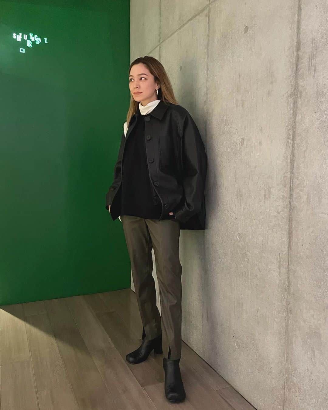 ステファニーのインスタグラム：「🖤💚 先日、ハンサムな感じの日。」