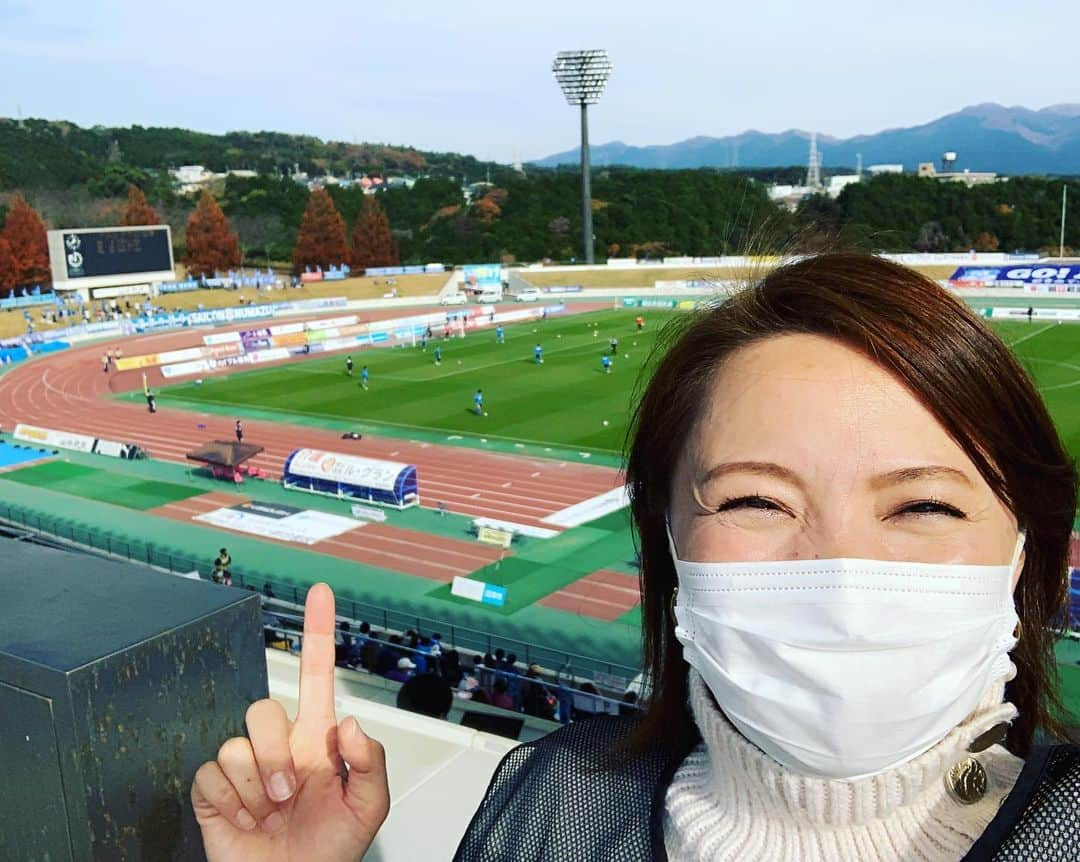 児玉美保さんのインスタグラム写真 - (児玉美保Instagram)「#j3 #アスルクラロ沼津 vs #yscc横浜  アディッショナル+6分に #藤嵜智貴 選手のヘディングで大逆転勝利を飾り連敗を3で止めた沼津。 一方のys横浜は先制しながら勝ち越しを許し悔しい悔しい敗戦。 両指揮官それぞれの思いを胸に、次節最終節の勝利を誓っていました。 　 #dazn #jリーグ中継 放送席は 実況 #井上雅史 さん インタビュアー #児玉美保 でお届けしました🎤」12月13日 18時54分 - miho_kodama_