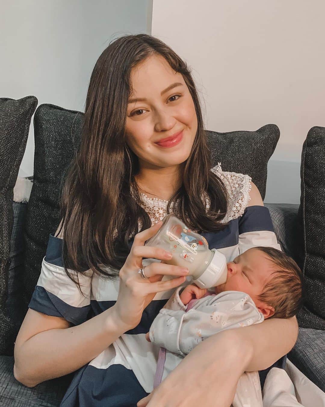 Kimberly Ryderのインスタグラム：「Banyak yang nanya sekarang Rayden di tandem nursing nga bareng baby Aisyah? Aku ceritain yah... Baby Aisyah biasanya direct breastfeeding. Kalau dia DBF satu sisi, sisi satu lagi di kumpulin bocoran ASInya. Nah ASIP itu biasanya diberikan ke Rayden (Kenapa nga langsung? Giginya agak ngeri yahh 😅). Tapi kalau Momma ada urusan dan harus pergi sebentar ninggalin baby Aisyah, ASIPnya diberikan ke baby Aisyah juga. Karena baby Aisyah masih kecil banget, takutnya kalau pakai botol biasa dia bingung puting makanya aku pakai Dr.Brown’s Glass Options+ Wide Neck Deco Bottle. Botol susu dari @drbrownsindo ini nipple nya lembut, bentuknya juga menyerupai bentuk payudara dan memiliki aliran yang alami seperti aliran pada payudara Ibu jadi baby Aisyah nga bingung puting dan langsung bisa balik DBF! Botol ini juga punya Internal Vent System yg dapat memisahkan cairan susu dengan udara untuk mencegah terjadinya resiko masuk angin, kembung dan kolik. Aku milih botol yang terbuat dari kaca karena dapat digunakan seumur hidup, lebih higenis dan tidak memiliki pori-pori sehingga nutrisi dan vitamin di dalam botol terjaga lebih lama. Design botolnya mudah dipegang dan dekorasi botolnya lucu banget. Terus tambah lucu lagi dengan sticker-sticker gemes yang aku tempel di botol susu ini, karena aku lagi ikut kontes #ThisIsMyDrBrowns. Ibu-ibu bisa dapetin produk unggulan dari Dr. Brown’s dengan worth IDR 50jt! Caranya gampang banget ikutin kontes ini tinggal tag #ThisIsMyDrBrowns dan @drbrownsindo, yuk ikutan! 😊 Untuk ibu-ibu yang mau beli botol susu Dr. Brown’s, bisa di beli di Official Store Dr. Brown’s di Shopee dan bisa pakai kode voucher aku ‘DRBRKIM40’ untuk dapetin potongan harga Rp 40,000 untuk pembelian min. Rp 400,000. ❤️ #DrBrownsSolution  📷 @edward_akbar」