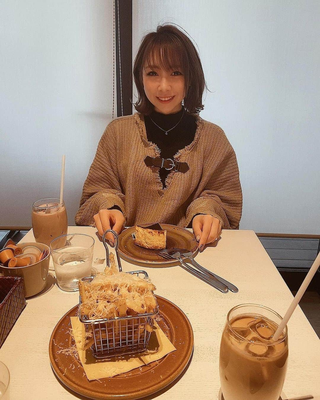 MIYUさんのインスタグラム写真 - (MIYUInstagram)「﻿ ﻿ 朝一冷蔵庫の中のおネギのタッパーをぶちまけた﻿ 最近おネギが食べれるようになったMIYU🐼です。﻿ ﻿ ﻿ ﻿ 昨日BsGirls OGのAIRIと﻿ 会ってきました〜〜♡﻿ ﻿ ﻿ ﻿ 久しぶりだけど﻿ 結構定期的に会えて嬉しいです☺️💗﻿ ﻿ ﻿ ﻿ 相変わらず面白さが安定で﻿ とても楽しい時間でした♩﻿ またすぐ会おうね〜🦭✨﻿ ﻿ ﻿ ﻿ ﻿ ﻿ #オリックス #Bs2020 #BsGirls #オリ姫﻿ #野球 #プロ野球 #オリックスバファローズ #超革新系﻿ #野球女子　#野球好き　#京セラドーム大阪　﻿ #大阪 #大阪カフェ #チーズケーキ﻿ #冬コーデ #セーター #冬メイク﻿ #baseball #ORIX #Buffaloes #BINNOVATION﻿ #MIYU #miyu_337  #🐼 ﻿」12月13日 18時47分 - miyu_bsgirls_337