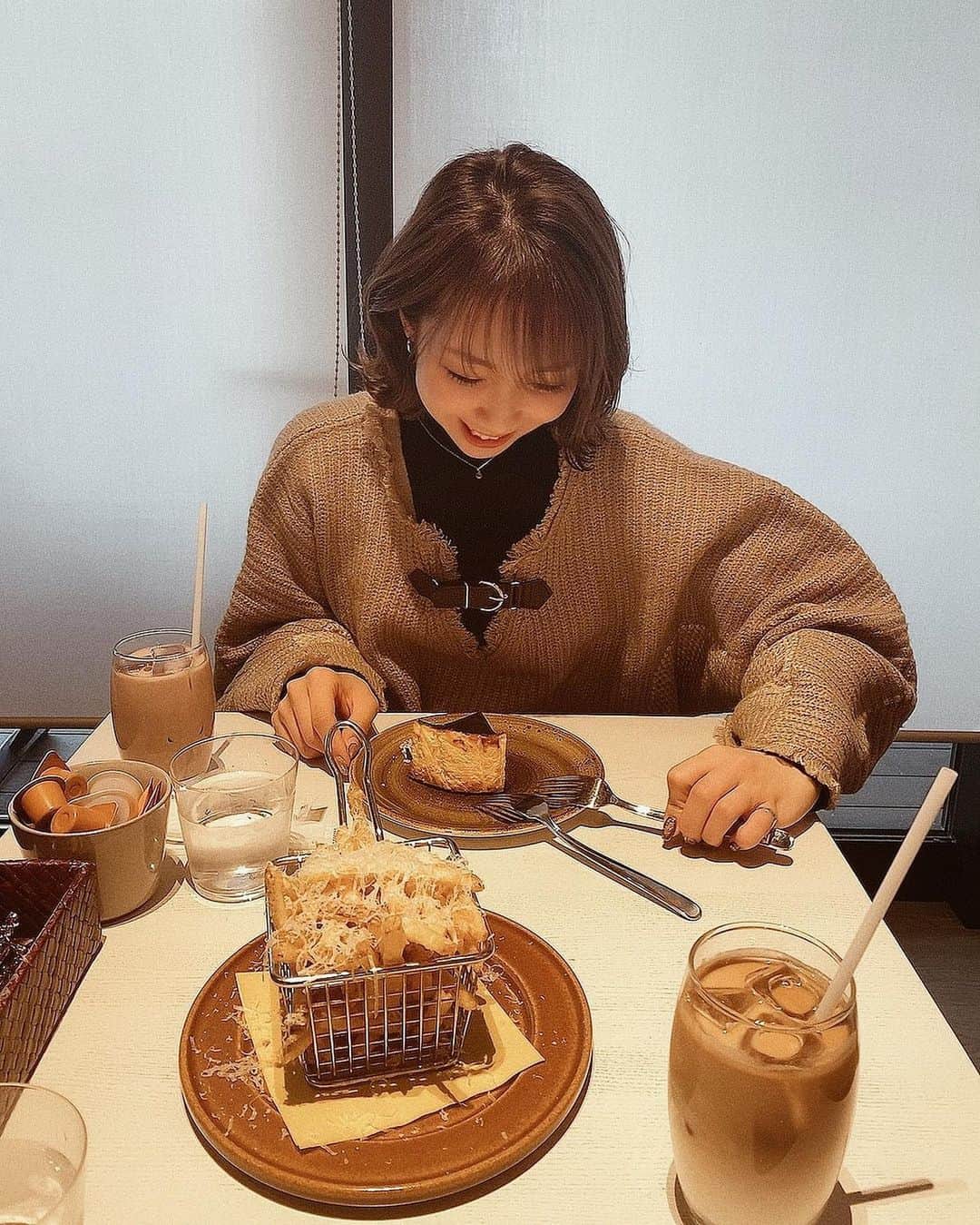 のインスタグラム：「﻿ ﻿ 朝一冷蔵庫の中のおネギのタッパーをぶちまけた﻿ 最近おネギが食べれるようになったMIYU🐼です。﻿ ﻿ ﻿ ﻿ 昨日BsGirls OGのAIRIと﻿ 会ってきました〜〜♡﻿ ﻿ ﻿ ﻿ 久しぶりだけど﻿ 結構定期的に会えて嬉しいです☺️💗﻿ ﻿ ﻿ ﻿ 相変わらず面白さが安定で﻿ とても楽しい時間でした♩﻿ またすぐ会おうね〜🦭✨﻿ ﻿ ﻿ ﻿ ﻿ ﻿ #オリックス #Bs2020 #BsGirls #オリ姫﻿ #野球 #プロ野球 #オリックスバファローズ #超革新系﻿ #野球女子　#野球好き　#京セラドーム大阪　﻿ #大阪 #大阪カフェ #チーズケーキ﻿ #冬コーデ #セーター #冬メイク﻿ #baseball #ORIX #Buffaloes #BINNOVATION﻿ #MIYU #miyu_337  #🐼 ﻿」