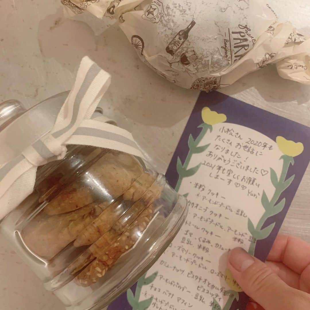 小松美緒のインスタグラム：「@yuri.h__ ちゃんが　くれた　  手作りのクッキーやマフィンたち🍪🥧　  それはそれはもう美味しゅうございました♡  味はもちろんだけど、それぞれに入っている材料も全部お手紙に書いてあって　　　　 それを作ってくれたゆりちゃんの優しさで、さらに、さらに とってもあたたかいきもちに　 なりました♡   嬉しくてこんなデレデレの顔になっちゃうよ。　 素晴らしいね。　 ゆりちゃんいつもありがとう。」
