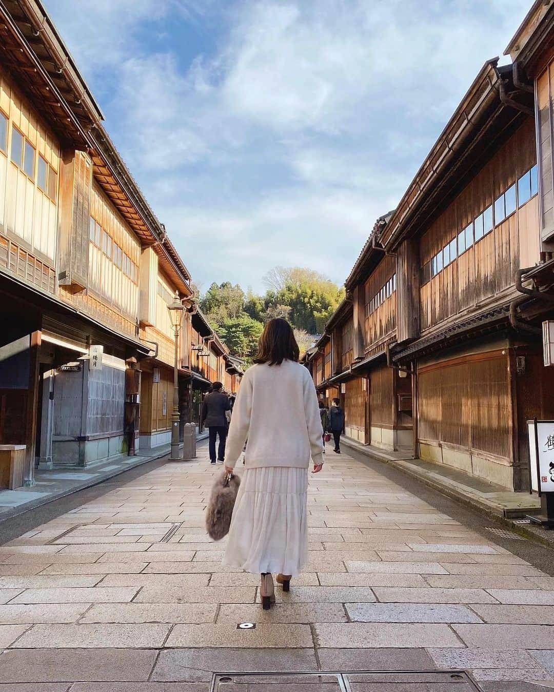 石黒美帆のインスタグラム：「*﻿ 町屋が立ち並ぶ、ひがし茶屋街。﻿ いるだけでホッと落ち着く場所でした☺️🌿﻿ ﻿ ﻿ knit#stunninglure﻿ dress#Amerivintage﻿ ﻿ バッグとブーツは着回し♻︎﻿ ﻿ ﻿ ﻿ #kanazawa#shorttrip#genic_mag#genic_kanazawa#tabijyo#タビジョ#金沢#金沢旅行#金沢観光#ひがし茶屋街#旅行コーデ」