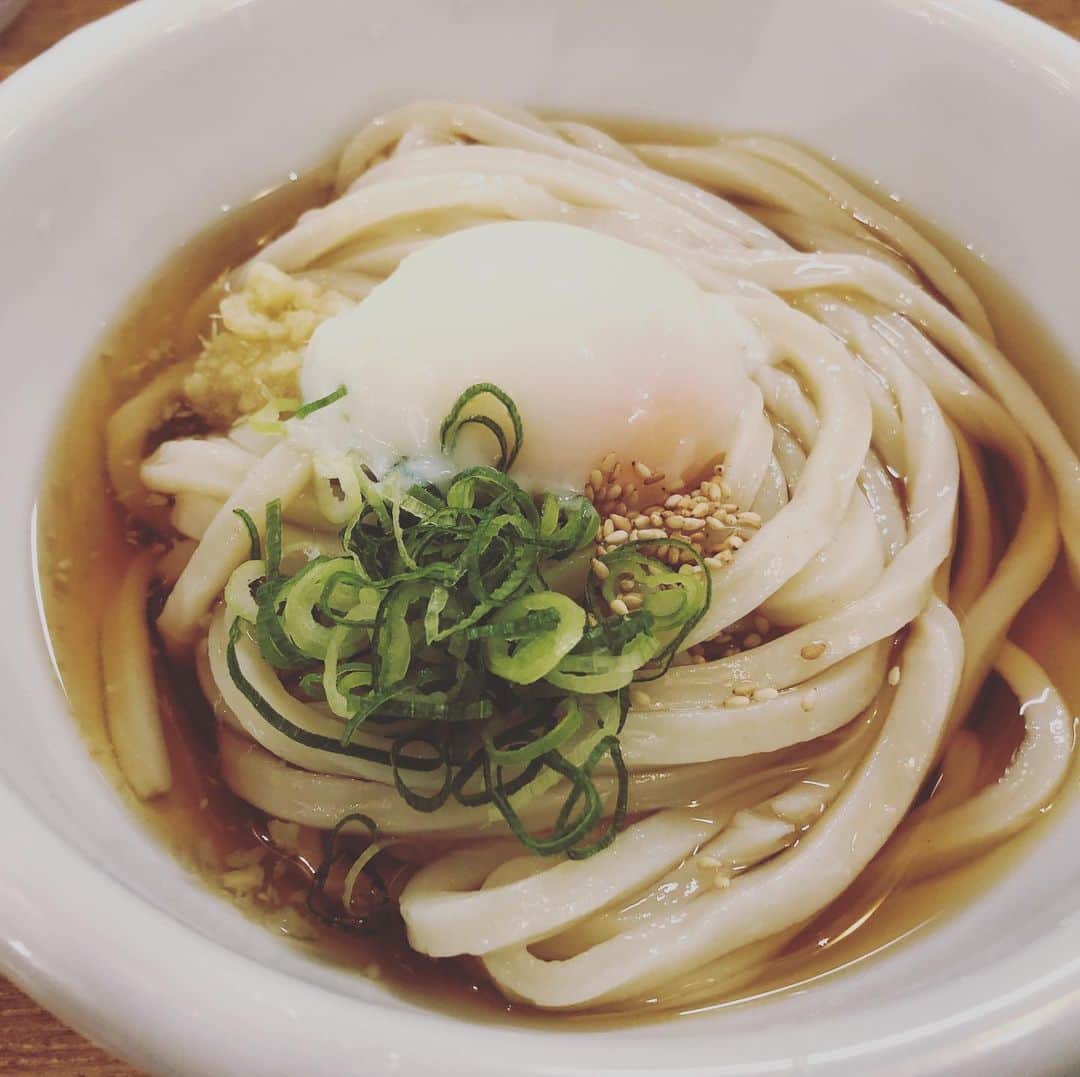 のインスタグラム：「ジム終わりでゴールデンタイムにうどん パーソナルジム前にあってずっと気になってたんだけど 美味かった！ とり天も揚げたてさくさく  にしても何故飯田橋のドトールは閉まるの早いのだろう…… #パーソナルトレーニング #workout #ボディメイク」