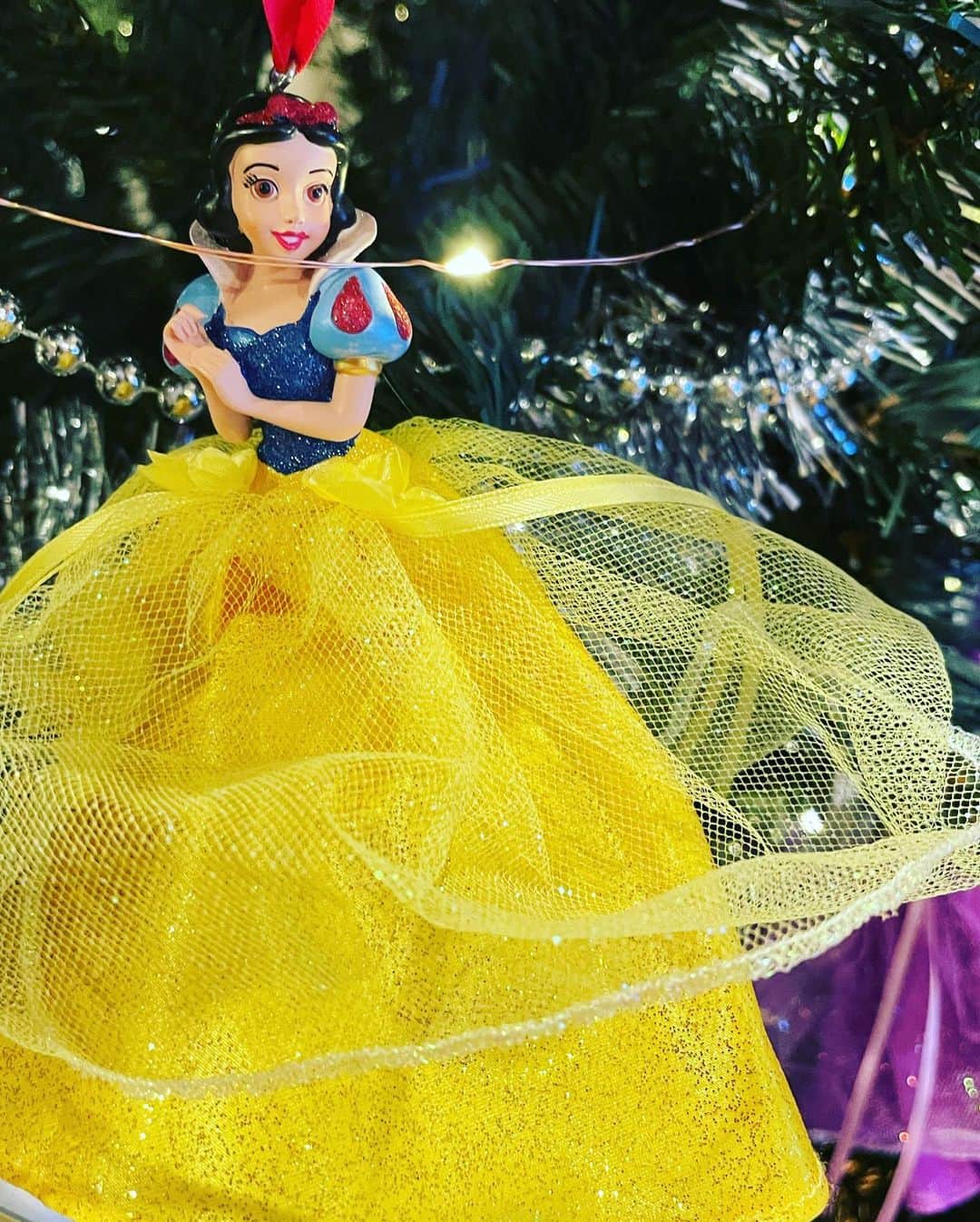 依布サラサさんのインスタグラム写真 - (依布サラサInstagram)「今年は娘たちにおまかせした クリスマスツリー🎄 ごちゃごちゃ感ありますが、、😅 好きなものいっぱいつけられて満足そうでよかったです😌🙏 フランスあきちゃんからもらったキャビアとオイスターのオーナメントお気に入り♥️ Disney Princessもいただきもので飾れてよかった🙆‍♀️ クリスマスマーケットで、衝動買いした、オーナメントというか、、 吊るされてる猫🤣😂 シュールで好きです🎅 #クリスマス　#クリスマスツリー　#xmas #xmastree #christmas  #christmastree #disney #オーナメント」12月13日 19時02分 - sarasaifu
