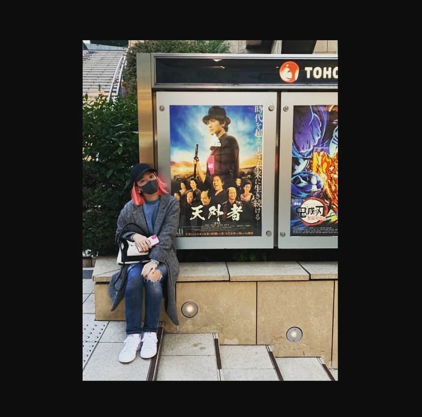 ダンドイ舞莉花さんのインスタグラム写真 - (ダンドイ舞莉花Instagram)「映画「天外者」行ってきました。  日本の未来。希望。期待。  春馬、めちゃめちゃ良かった。  とりあえず会いたいよ。  まじで最高だったー！！ってハグして伝えたいよ。  鼻真っ赤にして泣いてたけど、でもと同時に元気ももらえた。ありがとう。  めうが隣にいてくれて良かったです。  あーまた泣きます。  #天外者 #movie #tokyo #japan #刀持ってるポーズ #分かりにくいね #iphoneが刀だよ #三浦春馬 #youareanamazingactor #photooftheday #負けない #希望 #期待 #五代友厚 #proudtobejapanese」12月13日 19時03分 - mdandoy18