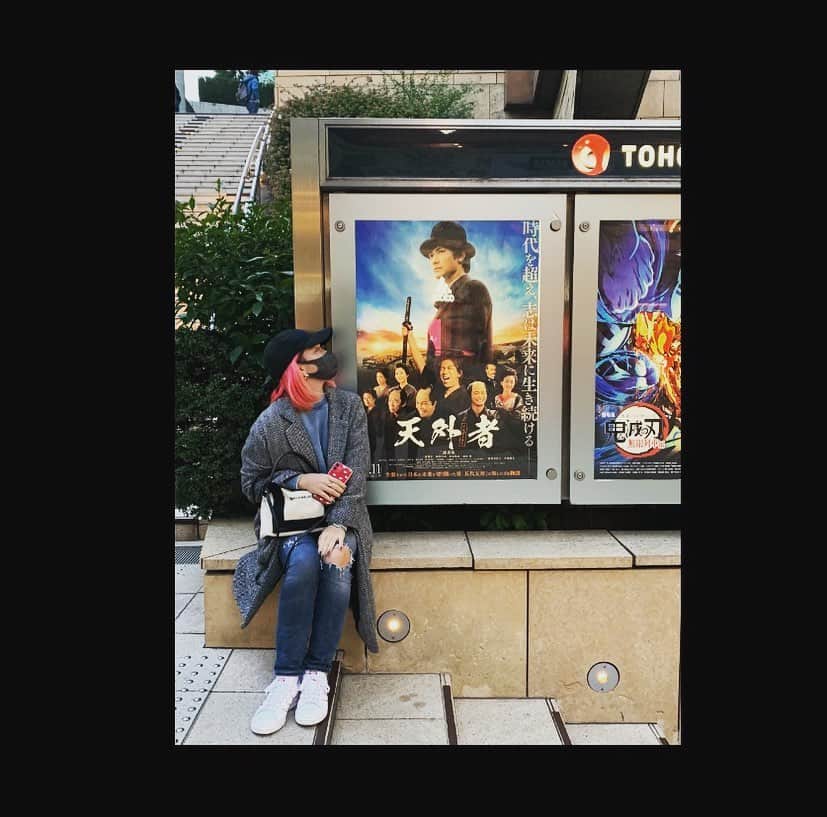 ダンドイ舞莉花のインスタグラム：「映画「天外者」行ってきました。  日本の未来。希望。期待。  春馬、めちゃめちゃ良かった。  とりあえず会いたいよ。  まじで最高だったー！！ってハグして伝えたいよ。  鼻真っ赤にして泣いてたけど、でもと同時に元気ももらえた。ありがとう。  めうが隣にいてくれて良かったです。  あーまた泣きます。  #天外者 #movie #tokyo #japan #刀持ってるポーズ #分かりにくいね #iphoneが刀だよ #三浦春馬 #youareanamazingactor #photooftheday #負けない #希望 #期待 #五代友厚 #proudtobejapanese」