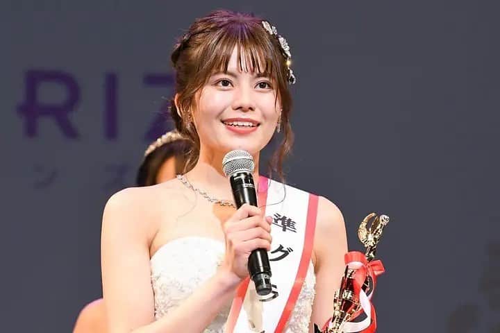 小山倫可のインスタグラム：「・ ・ 本日、ミスサークルコンテスト2020のSHOWROOM配信に終止符を打ちました😌  こんなにも多くの方に応援していただけたことはこれまでの人生にないことで本当に嬉しかったです。 みなさんからの応援のおかげでここまで頑張ってくることができました☺️🌸 ラスト配信は名残惜しかったけど、幸せな時間でした🥰  私はこれから先、アナウンサーになる夢を追いかけるために一旦配信を離れる決断をしましたが、決してこれまで応援してくださった方々のことを忘れるわけではありません。 この経験も一生忘れることはないし、これまでの日々が私にとって宝物です😌✨  私をここまで応援して下さり、本当にありがとうございました😢💞  #アニヴェルセル表参道 #ウェディングドレス #ウェディングフォト #結婚式 #表彰式 #wedding #weddingdress #weddingphotography #weddingphoto #ミスサークルコンテスト2020 #ミスサークルコンテスト #ミスサークル2020 #ミスコン #モデルプレス #ファイナリスト #準グランプリ #ミスコレ #ootd #fff #f4follow #女子大生 #法政大学」