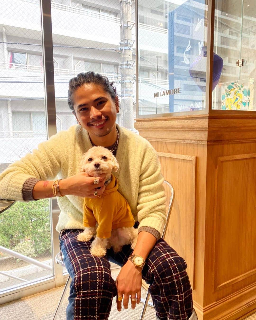 稲木ジョージのインスタグラム：「You can bring your fur baby anytime to my @milamorejewelry show room in Tokyo 🐶💕 けむしくんが懐いてくるので、拉致りますね、 @nnaru 👽 @milamore_japan のショールームでは、ぜひ犬を連れてジュエリーを見に来て欲しいな😌💕 12月16日から22日は、大阪うめだ阪急。 12月18日から25日は、松屋銀座にて同時ポップアップがあるので、今年はもうずっとショールームは閉店だけど🧐 ポップアップに遊びに来てね💋」