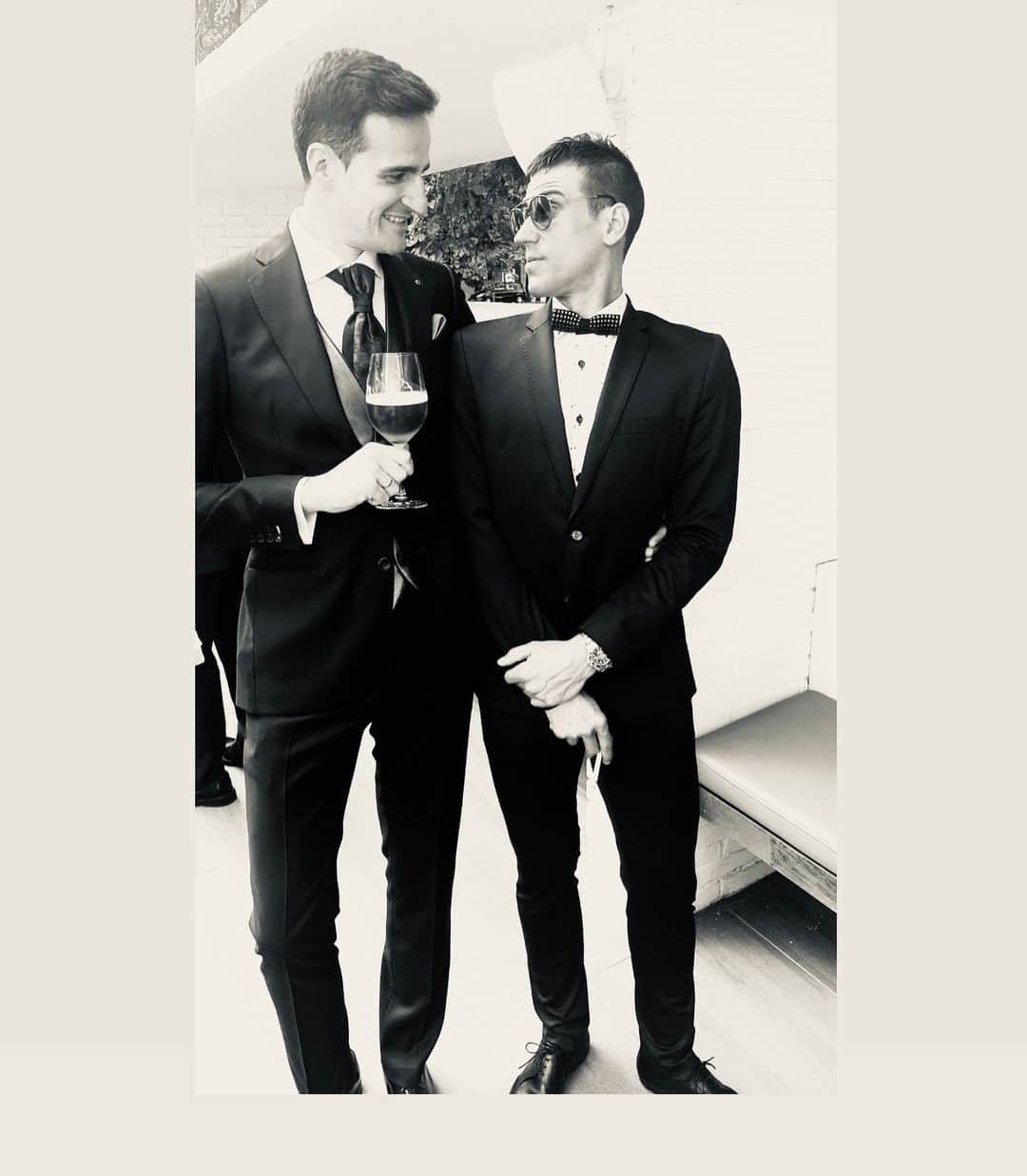 ボルハ・エキサのインスタグラム：「@laescabechina  #boda #cousins #family 🎩🔝 —————-」