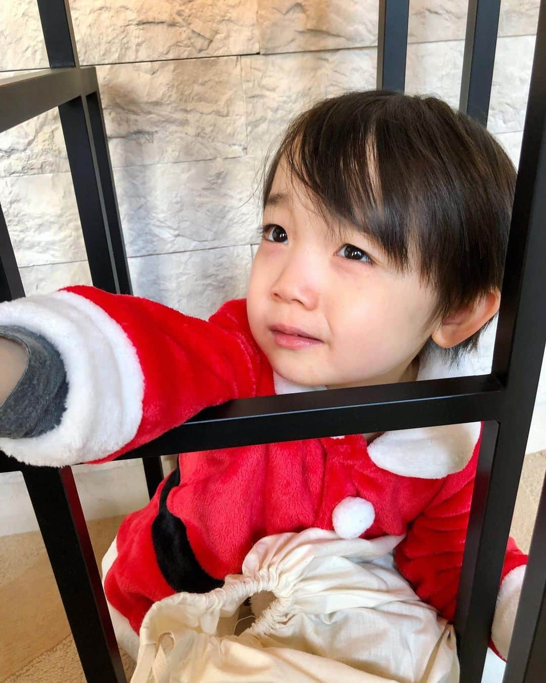 石塚錬のインスタグラム：「. 👦💬「エントツから出れない〜🤶🎁🏭」 #2枚目は脱出を諦めたお顔😟 #どうやら皆さんにプレゼントを届けられそうにありません…😫 . 👦💬「I can't get out of the chimney 🤶🎁🏭」 #The 2nd photo is the face that gave up escape😟 #Apparently Ren is unlikely to deliver a present to you😫 . #クリスマス #サンタ #プレゼント #えんとつ　#脱出 #Christmas #Santa #Present #chimney #escape #크리스마스　#산타클로스　#자전거　#굴뚝 #คริสต์มาส #ซานตาคลอส #จักรยาน #ปล่องไฟ #hari Natal #Sinterklas #sepeda #石塚錬 #成長日記 #ishizukaren #renishizuka #이시즈카렌」