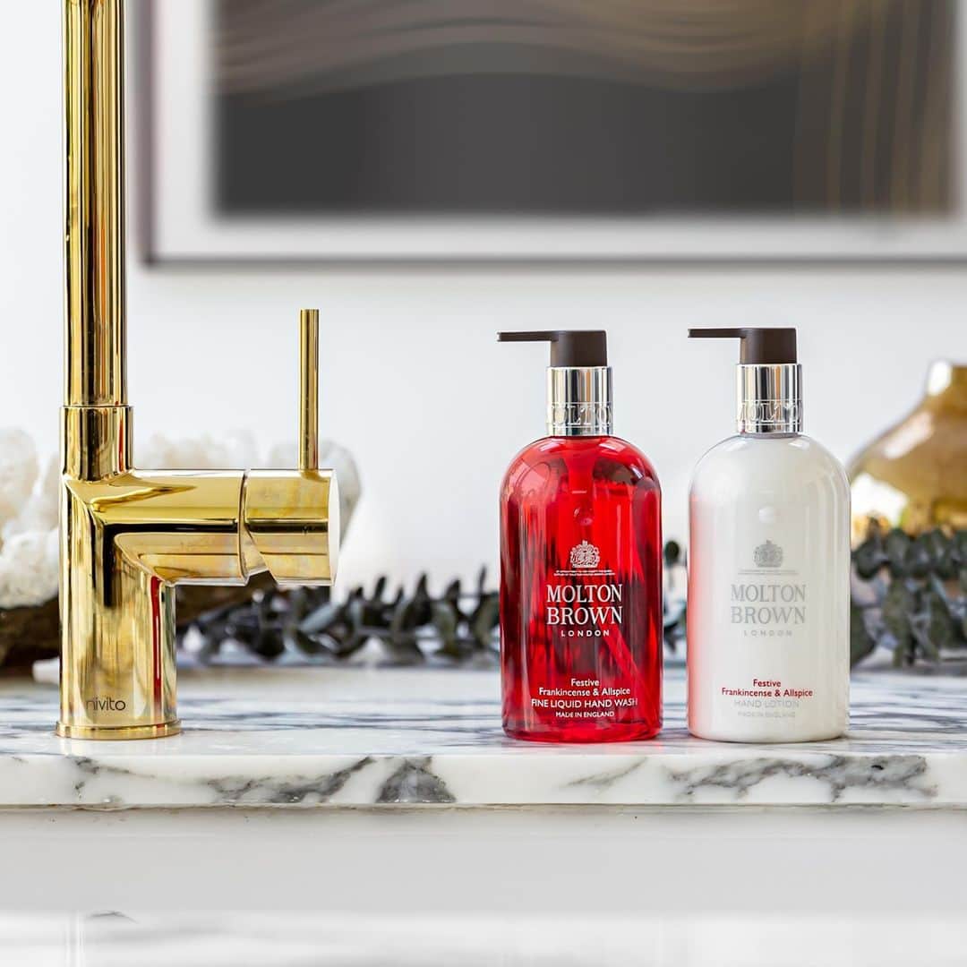 モルトンブラウンのインスタグラム：「Notes of frankincense, fiery pimento berry and rich sandalwood create a spicy seasonal scent; warm up with our Festive Frankincense & Allspice hand set. #MakingSpiritsBright」