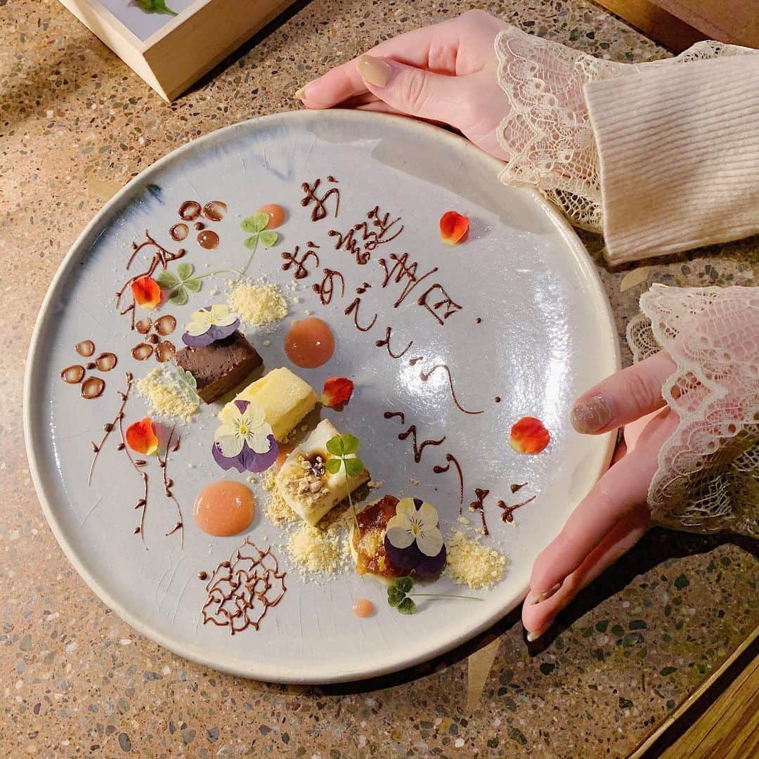 AKARIのインスタグラム：「#RAMA 目の前で出来上がっていくバースデープレートが可愛すぎて可愛いすぎて、、👼🏻💐♡  とってもステキなお店だから通うの確定！！😚」