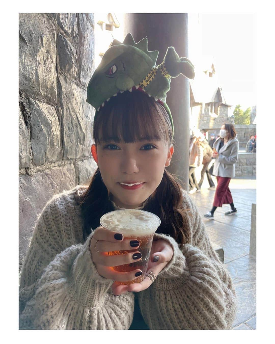 川瀬あやめ（ukka）さんのインスタグラム写真 - (川瀬あやめ（ukka）Instagram)「・﻿ ユニバで撮った写真1人ver🕊 ﻿ ﻿ バタービールって初めて飲んだけど﻿ ジンジャーエールだったんだね、﻿ まさか炭酸と思ってなくてびっくりしちゃった﻿ あとユニバのチュロスは本当に美味しい！﻿ 毎日食べたい🙈💗﻿ ﻿ ﻿ #ユニバ#ユニバコーデ#バタービール#ジンジャーエール#チュロス#クリスマス#川瀬あやめ#ukka」12月13日 19時00分 - ayame_kawase