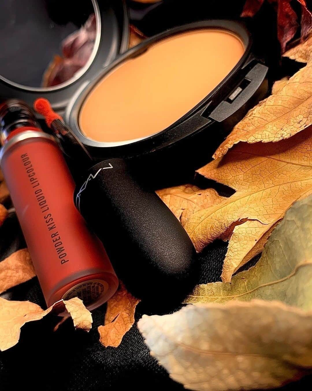 M·A·C Cosmetics UK & Irelandさんのインスタグラム写真 - (M·A·C Cosmetics UK & IrelandInstagram)「The ONLY texture more satisfying than crunchy leaves? Powder Kiss soft matte formula🍂⁠ ⁠ 💋Powder Kiss Liquid Lipcolour in Crossfade⁠ ✨Studio Fix Powder Plus⁠ ⁠ #regram @ravensimone.__⁠ #MACosmeticsUK #MACCosmetics #MACRetroMatteLiquidLip #MACStudioFix #MACLips #MACPowder⁠」12月13日 19時01分 - maccosmeticsuk