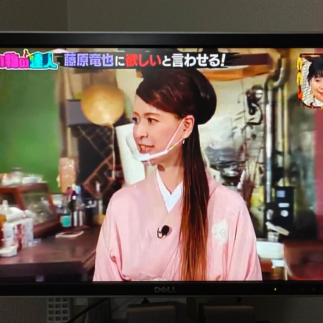 里井真由美さんのインスタグラム写真 - (里井真由美Instagram)「#tbs #brunch_tbs #kimono TBS 王様のブランチ「買い物の達人」2回目の出演では、俳優 藤原竜也さんに「ツォップ」カレーパンをプレゼンさせて頂きました〜  もともと千葉県松戸市に本店がありカレーパンは1日700個売れる大人気。東京駅にカレーパン専門店ができたほど。そこも1日2000個売れます！  衣サクサクカリッカリでパン生地もちもち♡ スパイス効いたカレーがぎゅっと入ってます♡♡  パン生地とルーが1:1の比率で入っているのもおいしさの秘訣♡  テレビ終えて、自分でもおうちで食べました♡クラフトビール❗️ガツンとIPA と一緒に〜😆❤️カレーパンとビールの相性良さはまた改めてご紹介しまーす🍺🍻  藤原竜也さんご出演の舞台「てにあまる」は来週12/19から 。王様のブランチ、この日は同日に午前と午後と出演しておりました。そちらも また〜😊  #フードジャーナリスト里井真由美  #テレビ出演#フードタレント #里井真由美#satoimayumi #藤原竜也#king#王様のブランチ#フードタレント里井真由美#ツォップ#ツォップのカレーパン  #tanoshiiosake #たのしいお酒jp #ガツンとipa #クラフトビール#カレーパン#🇯🇵#着物#着物コーディネート #kimonostyle #japanesefood #japanese」12月13日 10時04分 - mayumi.satoi