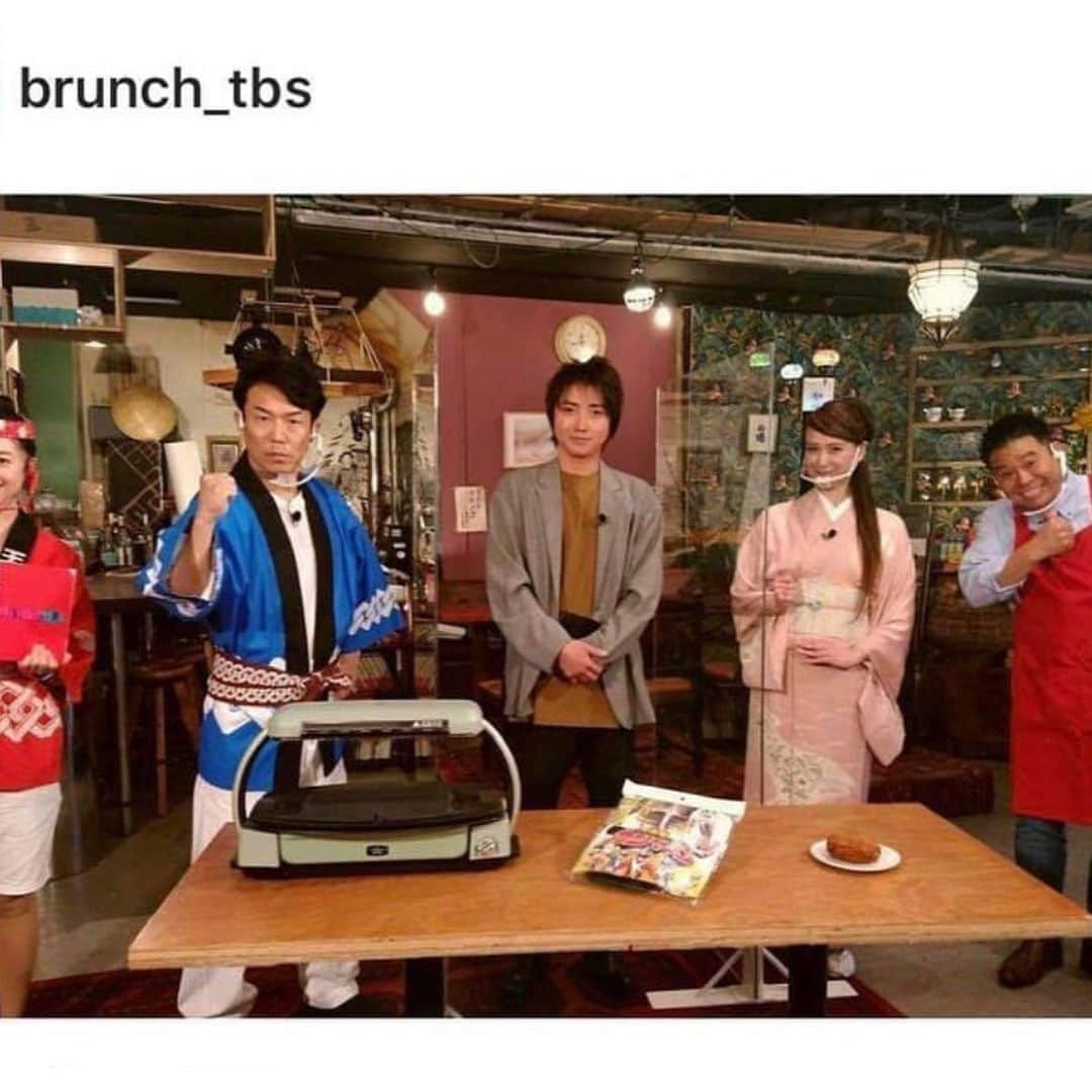 里井真由美さんのインスタグラム写真 - (里井真由美Instagram)「#tbs #brunch_tbs #kimono TBS 王様のブランチ「買い物の達人」2回目の出演では、俳優 藤原竜也さんに「ツォップ」カレーパンをプレゼンさせて頂きました〜  もともと千葉県松戸市に本店がありカレーパンは1日700個売れる大人気。東京駅にカレーパン専門店ができたほど。そこも1日2000個売れます！  衣サクサクカリッカリでパン生地もちもち♡ スパイス効いたカレーがぎゅっと入ってます♡♡  パン生地とルーが1:1の比率で入っているのもおいしさの秘訣♡  テレビ終えて、自分でもおうちで食べました♡クラフトビール❗️ガツンとIPA と一緒に〜😆❤️カレーパンとビールの相性良さはまた改めてご紹介しまーす🍺🍻  藤原竜也さんご出演の舞台「てにあまる」は来週12/19から 。王様のブランチ、この日は同日に午前と午後と出演しておりました。そちらも また〜😊  #フードジャーナリスト里井真由美  #テレビ出演#フードタレント #里井真由美#satoimayumi #藤原竜也#king#王様のブランチ#フードタレント里井真由美#ツォップ#ツォップのカレーパン  #tanoshiiosake #たのしいお酒jp #ガツンとipa #クラフトビール#カレーパン#🇯🇵#着物#着物コーディネート #kimonostyle #japanesefood #japanese」12月13日 10時04分 - mayumi.satoi