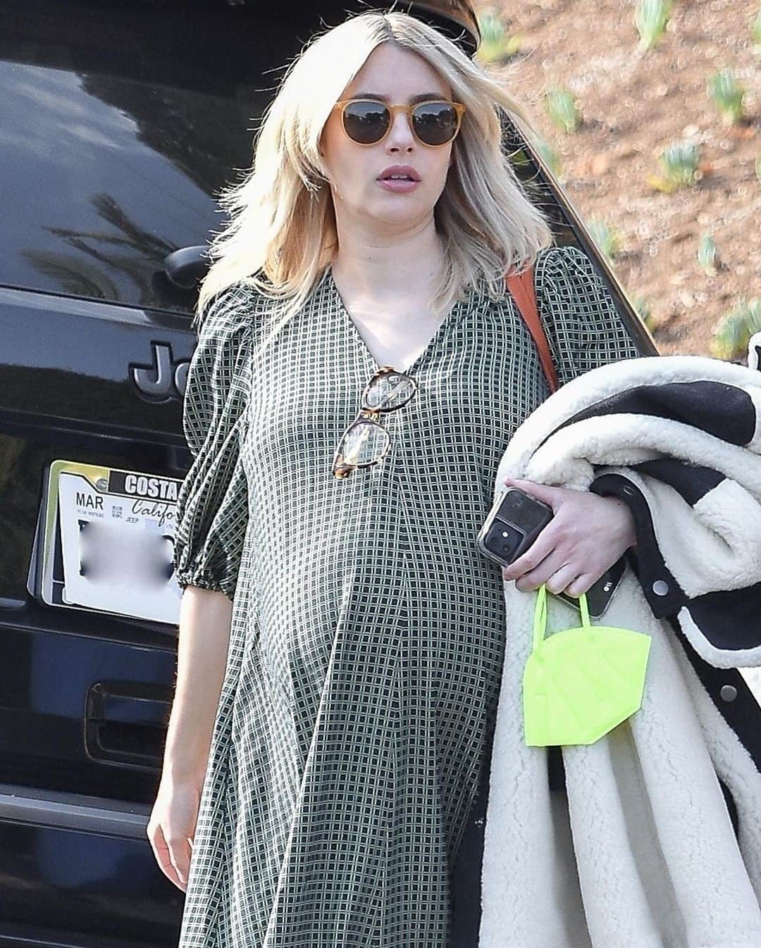 Just Jaredさんのインスタグラム写真 - (Just JaredInstagram)「A very pregnant @emmaroberts spends her afternoon running a few errands around town! #EmmaRoberts Photos: Backgrid」12月13日 10時06分 - justjared