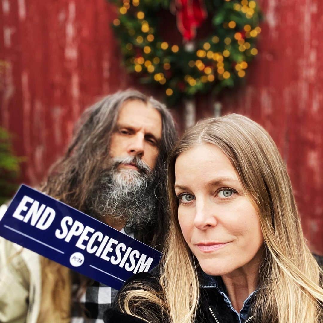 のインスタグラム：「Congrats to PETA for 40 years of saving animals. Ginger (2nd pic)and Claire (3rd pic) were rescued by PETA and Rob and I are happy to provide them with a home. Continue the incredible work PETA!  #peta40 #endspeciesism #govegan #peace」