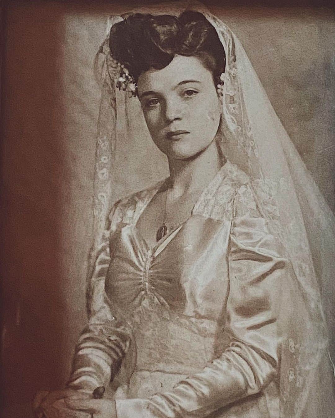 ナタリア・コルドバ・バックリーのインスタグラム：「🌹   Rosa died a year ago today. When Rosa died something in me came alive.  I use to think Rosa and I couldn’t have been more different. It wasn’t until later in life that I realized how deeply alike we are.  Rosa wanted to be an actress, that’s what she told me once when we were watching an old black and white movie.  She said “I wish I could have been a diva of the cinema”, she used old vocabulary like that, which I just adored. I asked “why didn’t you?” and her answer broke my heart. She said “I wasn’t allowed by the men in my life.” I grabbed her hand looked at her in the eye and said “I’ll do it for us grandma.”  Rosa was a woman of her times. She didn’t speak up much. She didn’t fight or scream. Always put together. Ever so kind. Generous like few. She lived for others. Joy and laughter were her tools for letting go. Forgiveness was something she had to do a lot of.  I’ve walked a very different path from hers. I left home young. I love who I want. I became an actress. I speak up, sometimes too much. I screamed and I allowed life to harden me. I lost the Rosa within me.   The last message I received from her said... ALLOW YOURSELF TO BE LOVED. You don’t have to always be strong. Forgive. Soften. Let go.  And so, here we are a year later, my heart cracked open but from it grows a rose.  Rosa, a woman who didn’t enjoy the freedoms I have, healed the woman, the feminine force within me and for that she will always be my greatest teacher.   Te amo abuela. Gracias.」