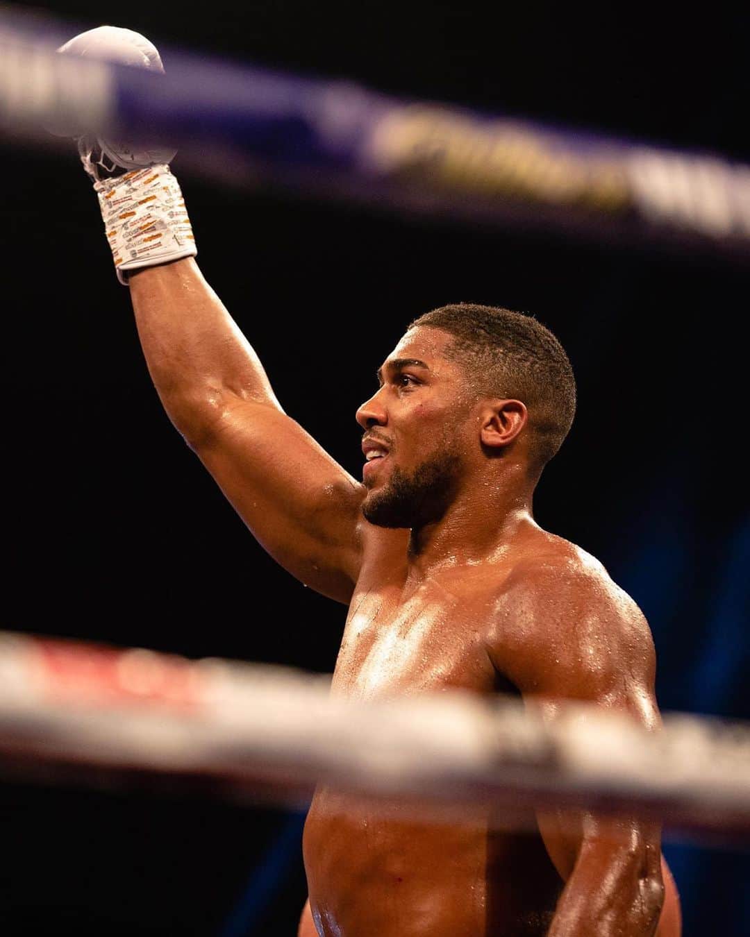 のインスタグラム：「Revel in it today. Back to the gym tomorrow. @anthonyjoshua defends his 👑 with another KO. #TheOnlyWayIsThrough 🏆」