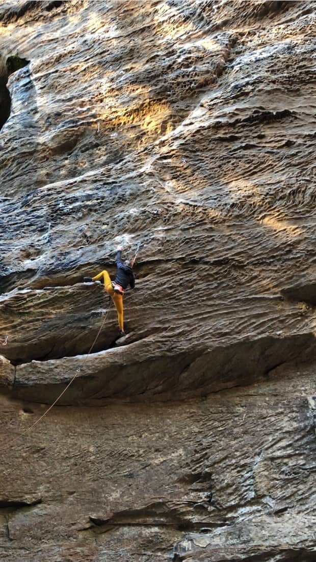 チェルシー・ルーズのインスタグラム：「Here’s the full video for ya! Second-go send on some of the best sandstone in the south.   It’s a bit long....」