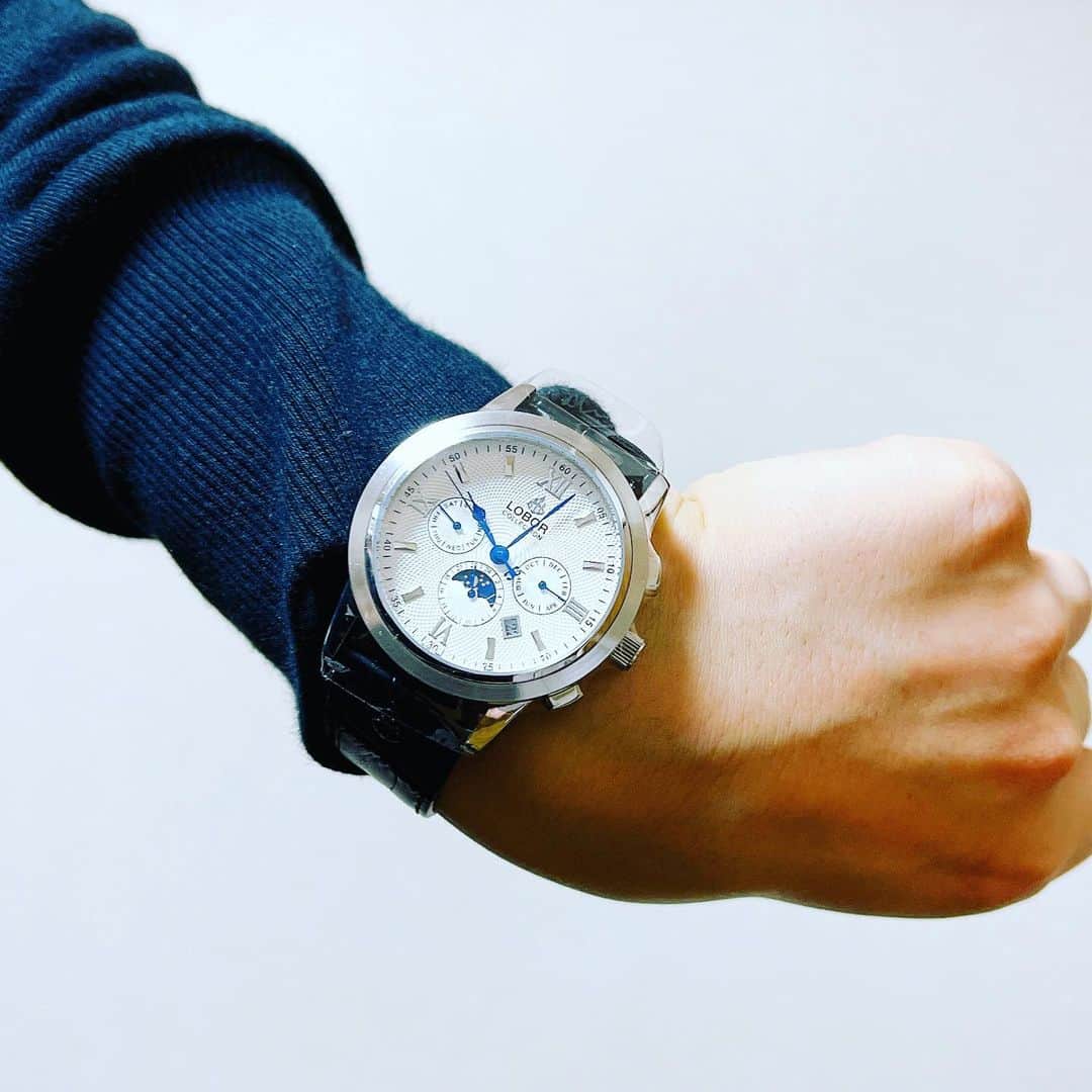むらせのインスタグラム：「loborの時計は誰にでも合うー⌚️珍しくシルバー系😊 . .  クーポンコードで10%オフですー！【murasla17】😊 . . #lobor #ロバー #腕時計 #時計 #手元倶楽部 #プレゼント #ギフト #クリスマスプレゼント #ペアウォッチ #シンプル好き #pr #パーカー #sweetyears」