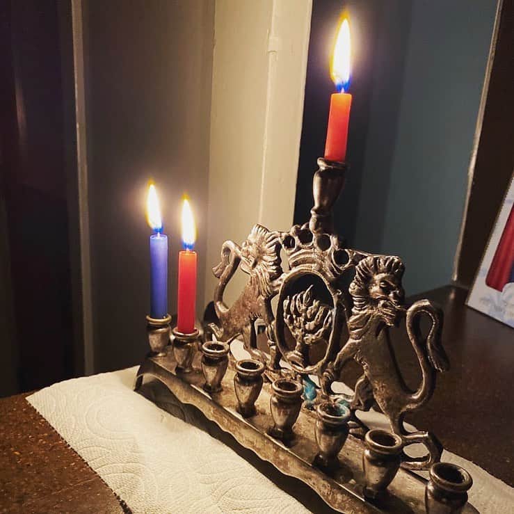 のインスタグラム：「ユダヤ教の祭日ハヌカ 🕎 (Hanukkah) このメノラという燭台に一本づつ蝋燭を🕯を灯し、8日間祝われます。 毎年12月頃なりますが、ユダヤ暦で決まっているので、西暦の暦とは少し違います。  今年のハヌカは12/10〜/17です。  🕎 Happy Hanukkah 🕎  . #usa #america #hanukkah #holidayseason #jewishholiday #candle #candlestand #8days #menorah #december #studyabroad #livinginamerica #アメリカ #アメリカ生活 #留学 #宗教 #ユダヤ教 #ハヌカ #キャンドル #ろうそく #キャンドルスタンド #メノラ #ホリデーシーズン」