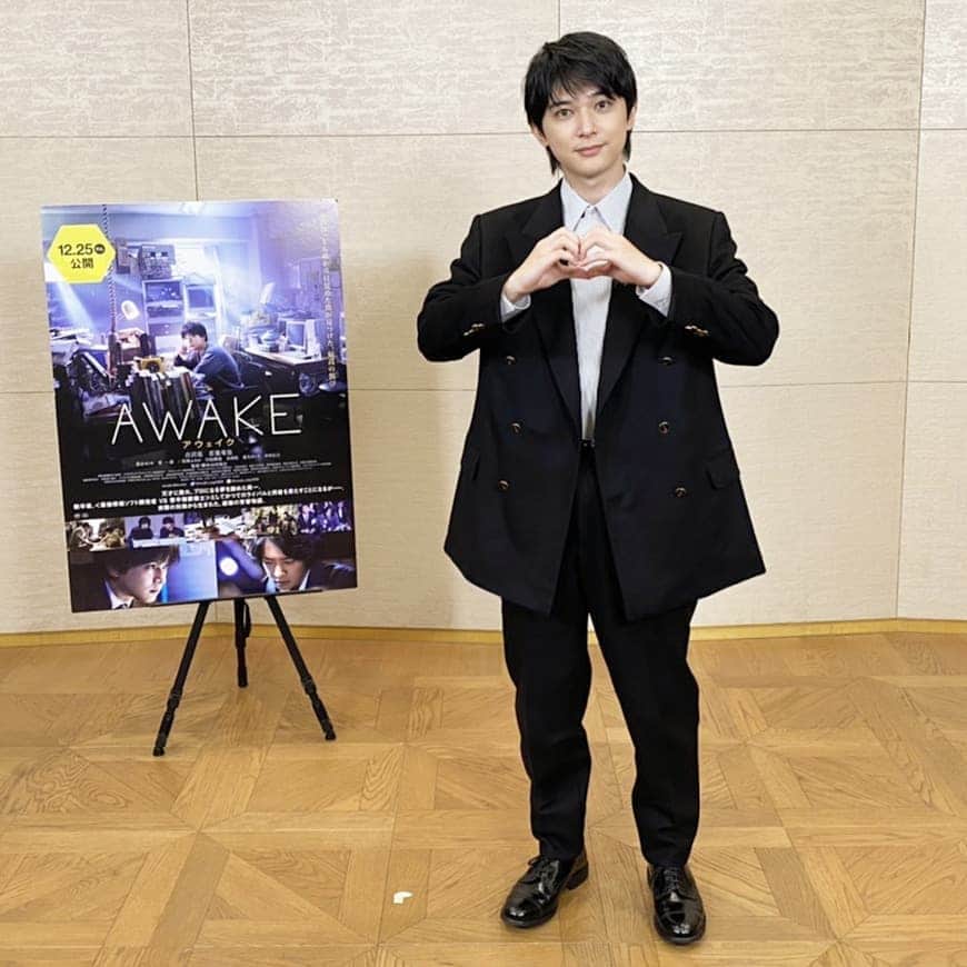 TBS「はやドキ！」のインスタグラム：「映画AWAKEで主演を務める﻿﻿ 吉沢亮さんを直撃🎤﻿﻿ ﻿﻿ 年末までにやりたいことを聞くと﻿﻿ お家でカーテンが付けられない窓から﻿﻿ 光が差し、テレビが見えないんだそう😥﻿﻿ その窓の光をどうにかしたい…と﻿﻿ 悩みながらも話してくれました！﻿﻿ ﻿﻿ また朝は、﻿﻿ 目が覚めた瞬間にUberEatsでコーヒーを頼み、ゆっくり飲んでから仕事に行くとのこと☕️﻿﻿ ﻿﻿ 優雅な朝ですね☺️﻿﻿ ﻿﻿ 吉沢さんありがとうございました❗️﻿﻿ ﻿﻿ ﻿﻿ ﻿﻿ 皆川﻿﻿ ﻿﻿ ﻿﻿ #吉沢亮﻿﻿ #直撃🎤﻿ #はやドキ﻿ #tbs」