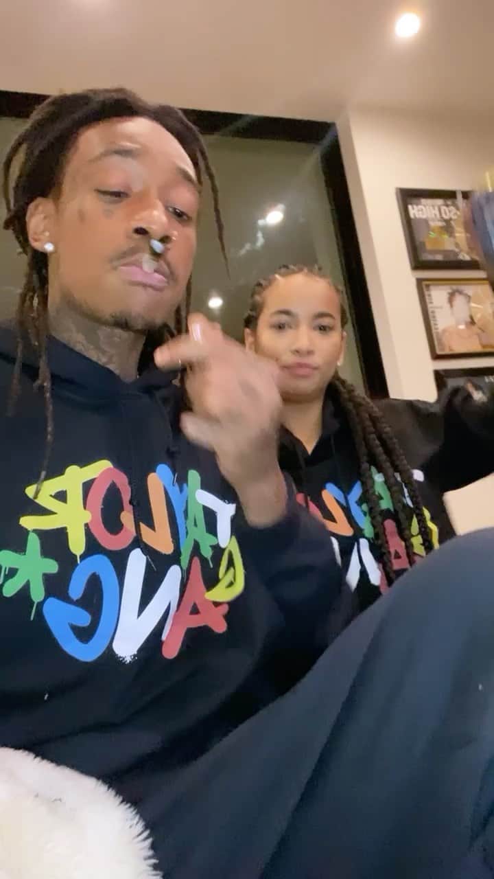 ウィズ・カリファのインスタグラム：「Happy Wiz Khalifa Day 🦈💕」